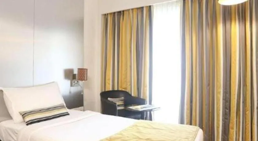 Bed in Mumbai Metro - The Executive Hotel