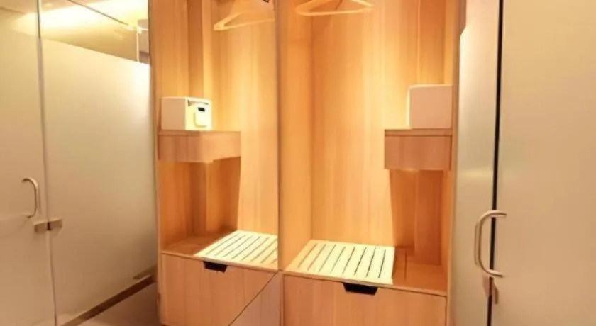 Mumbai Metro - The Executive Hotel