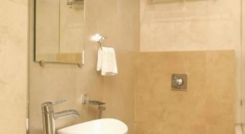 Mumbai Metro - The Executive Hotel