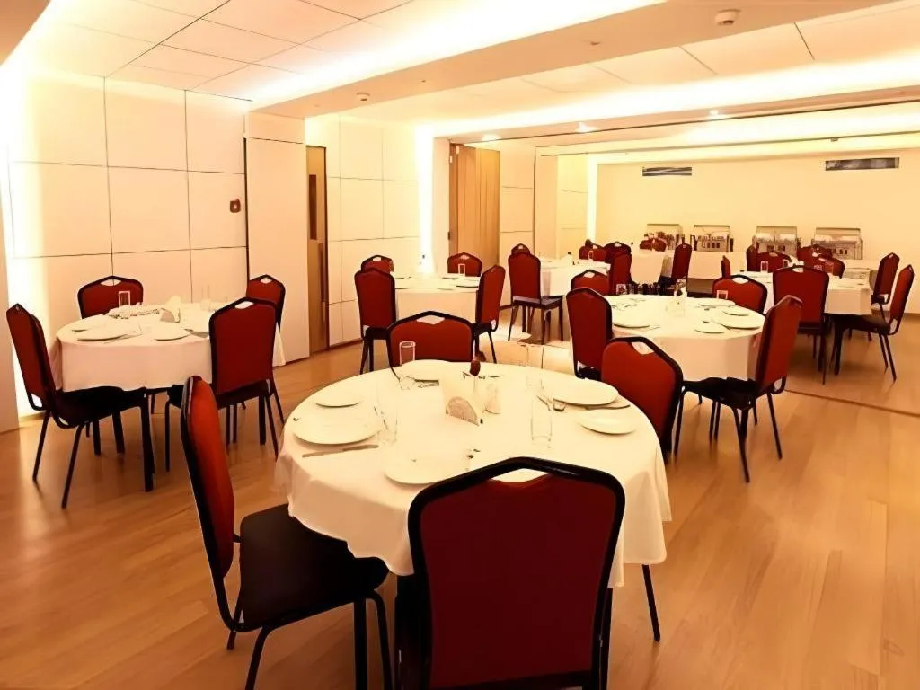 Mumbai Metro - The Executive Hotel