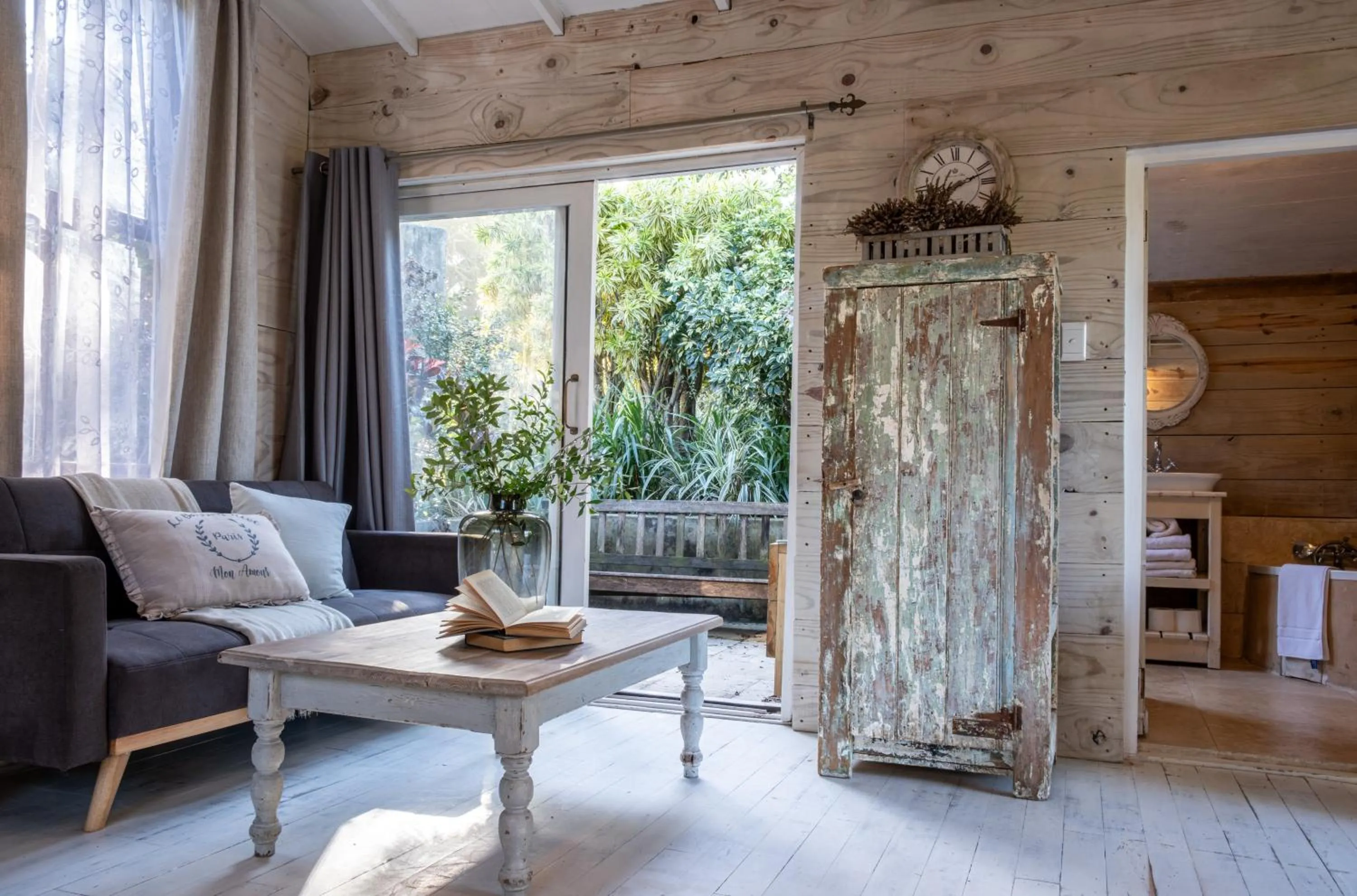 Communal lounge/ TV room in Petite Provence B&B