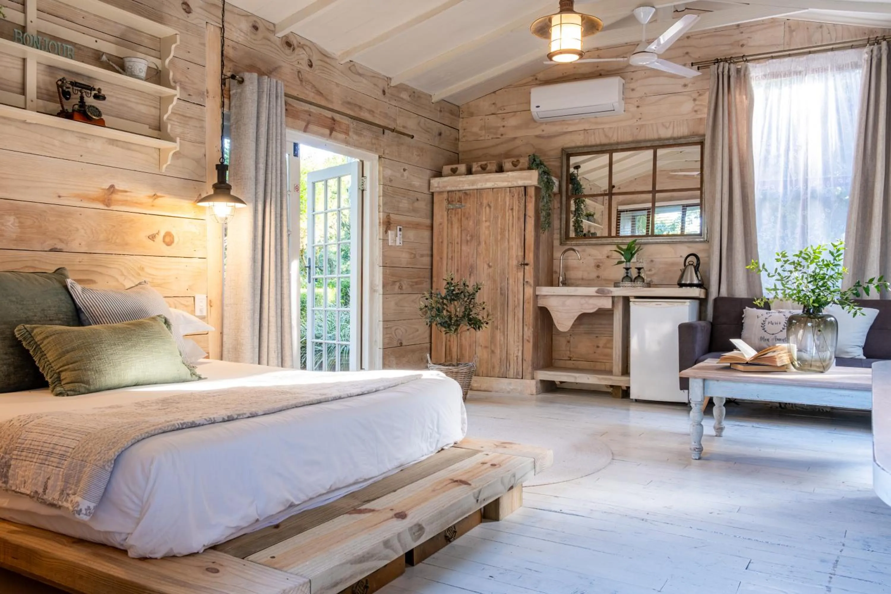 Kitchen or kitchenette, Bed in Petite Provence B&B