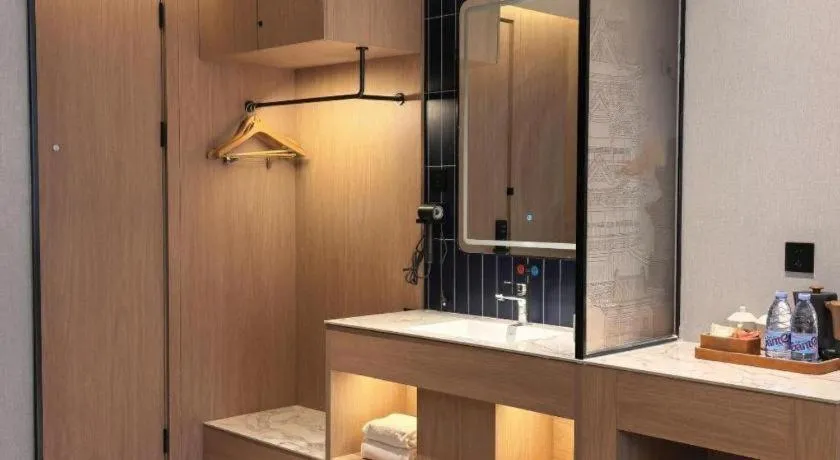 Vienna International Hotel Wuhan Huanghelou Pengliuyang Metro Station