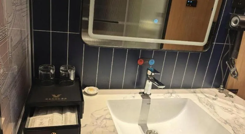 Vienna International Hotel Wuhan Huanghelou Pengliuyang Metro Station