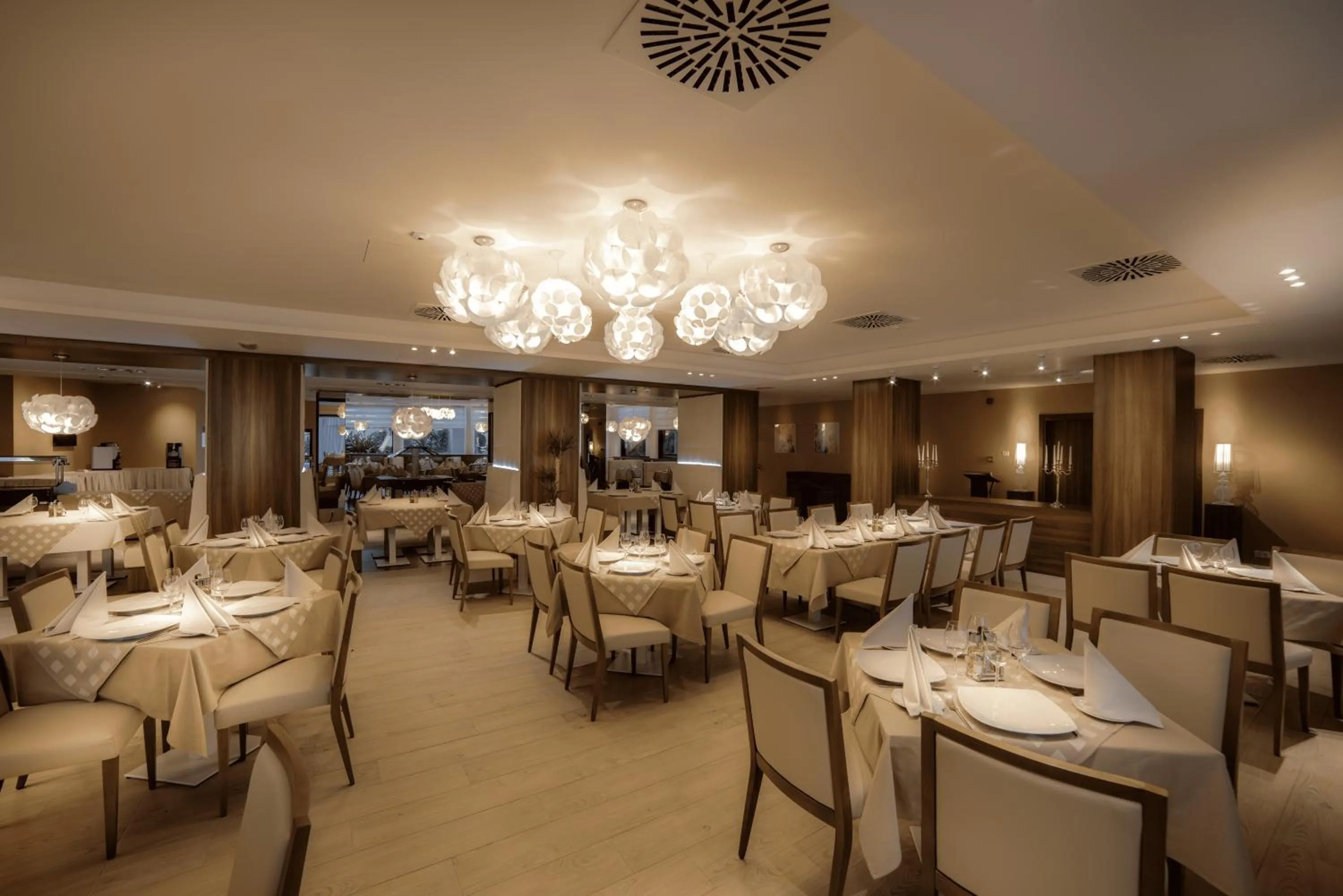 Restaurant/places to eat in Lotus Therm Spa&Luxury Resort