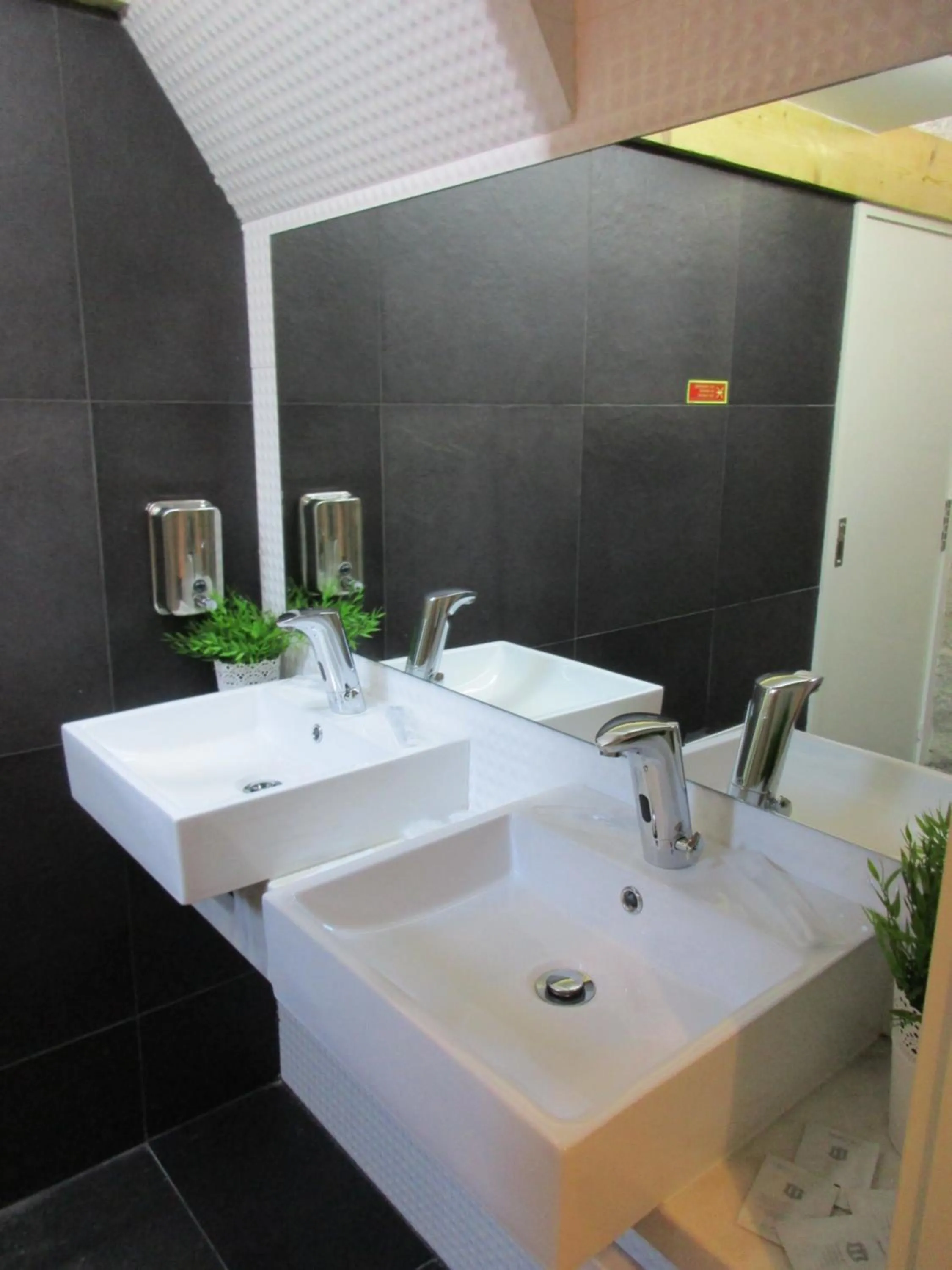 Toilet in Happy Porto Hostel