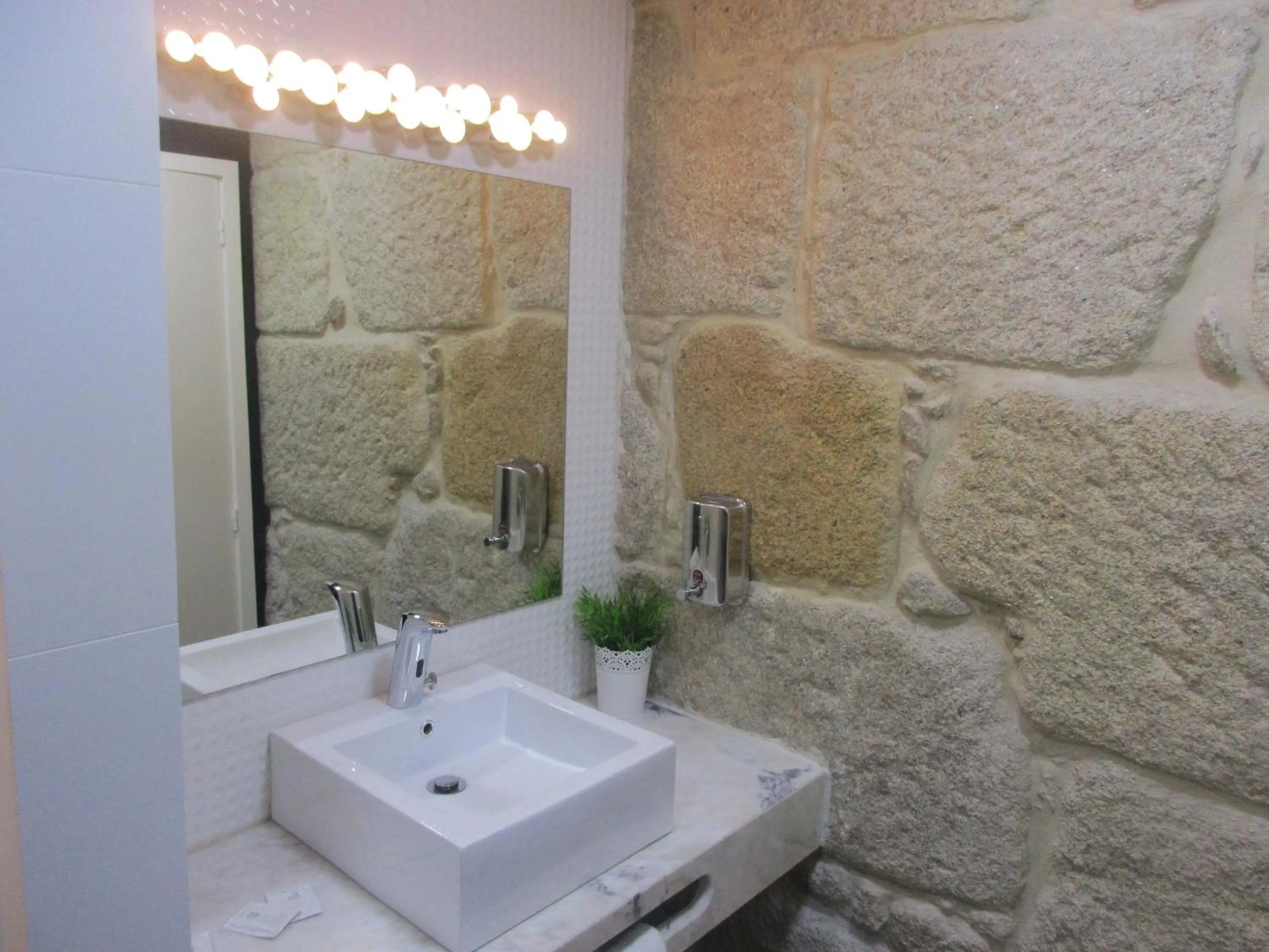 Bathroom in Happy Porto Hostel