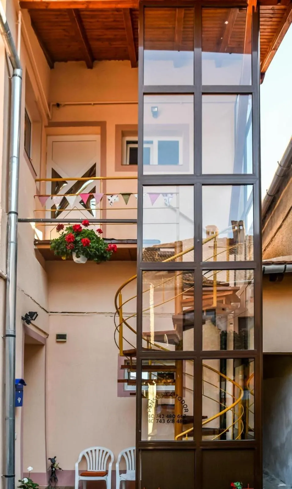 Property building in Casa Todor