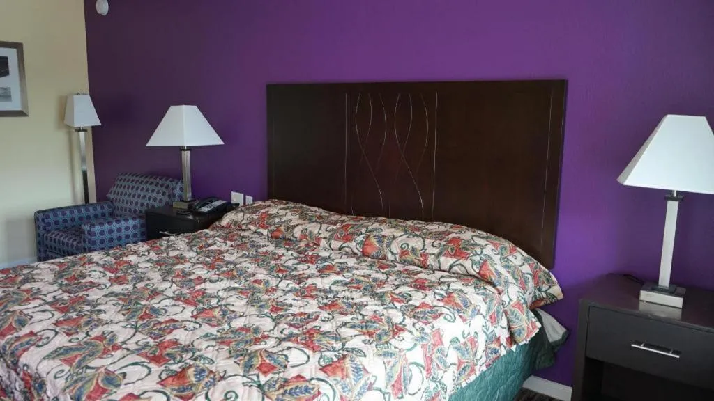 Bed in Village Motor Inn
