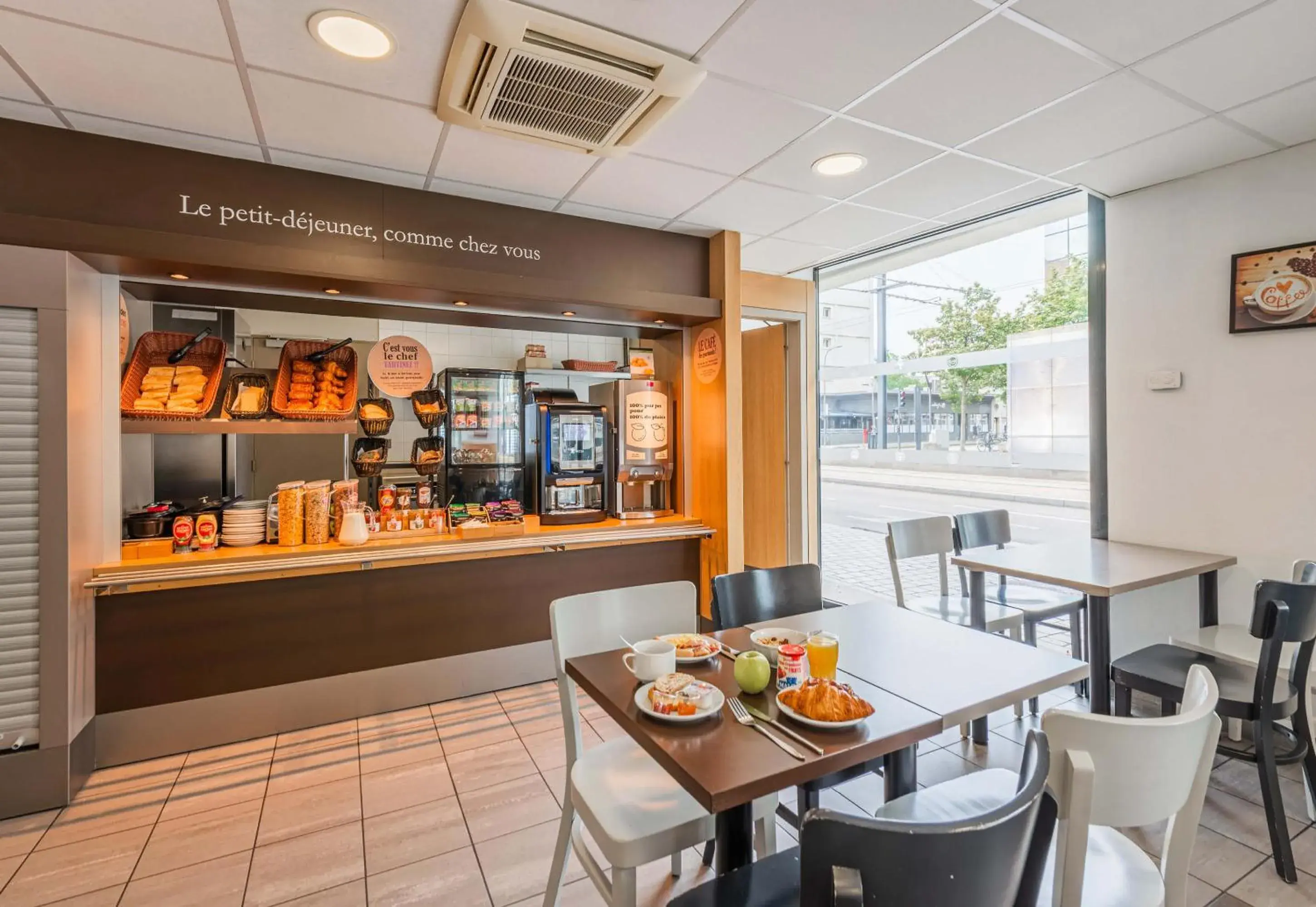 Restaurant/places to eat in B&B HOTEL Lens Musée Du Louvre Restaurant/places to eat in B&B HOTEL Lens Musée Du Louvre