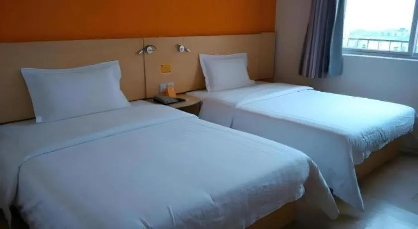 Bed in 7 Days Inn Fuzhou Three Lanes and Seven Alleys Dongjiekou Metro Station