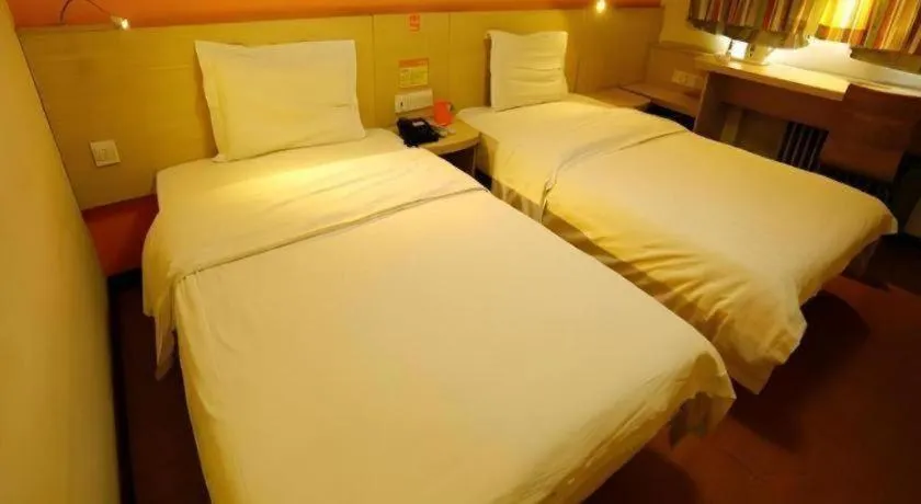 Bed in 7 Days Inn Fuzhou Three Lanes and Seven Alleys Dongjiekou Metro Station