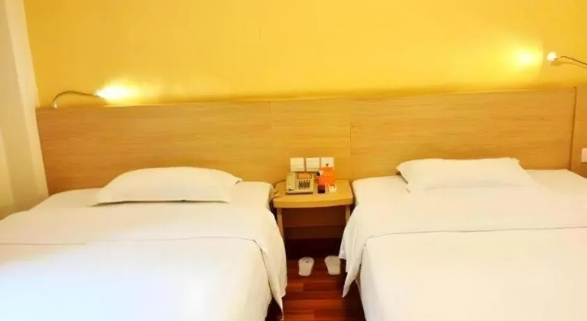 Bed in 7 Days Inn Fuzhou Three Lanes and Seven Alleys Dongjiekou Metro Station