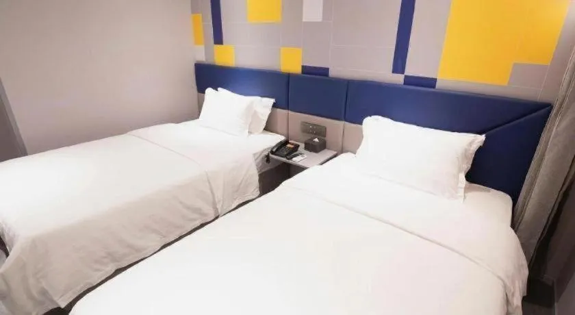 Bed in 7 Days Inn Fuzhou Three Lanes and Seven Alleys Dongjiekou Metro Station