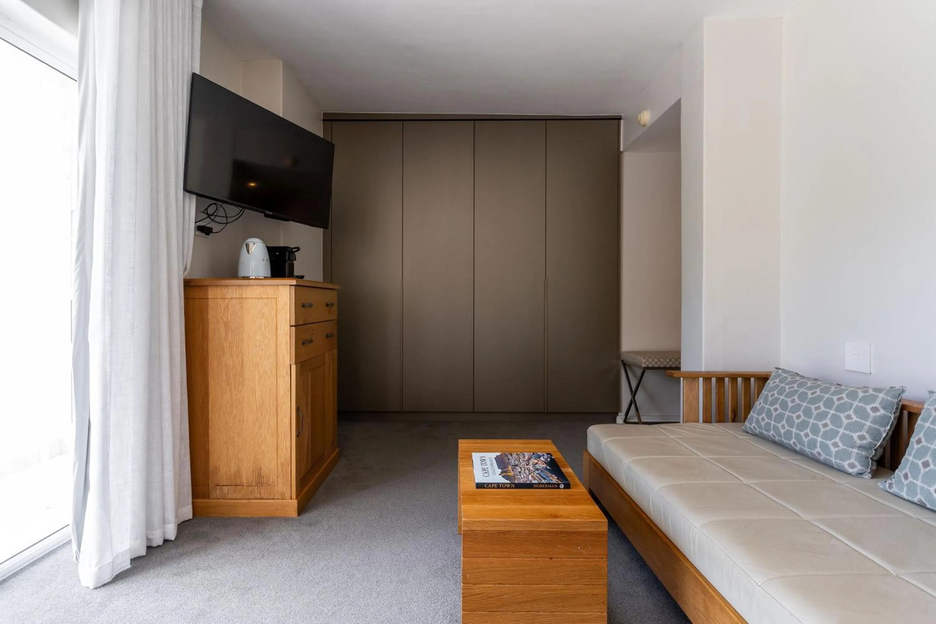 Seating area, Bed in The Bay Hotel