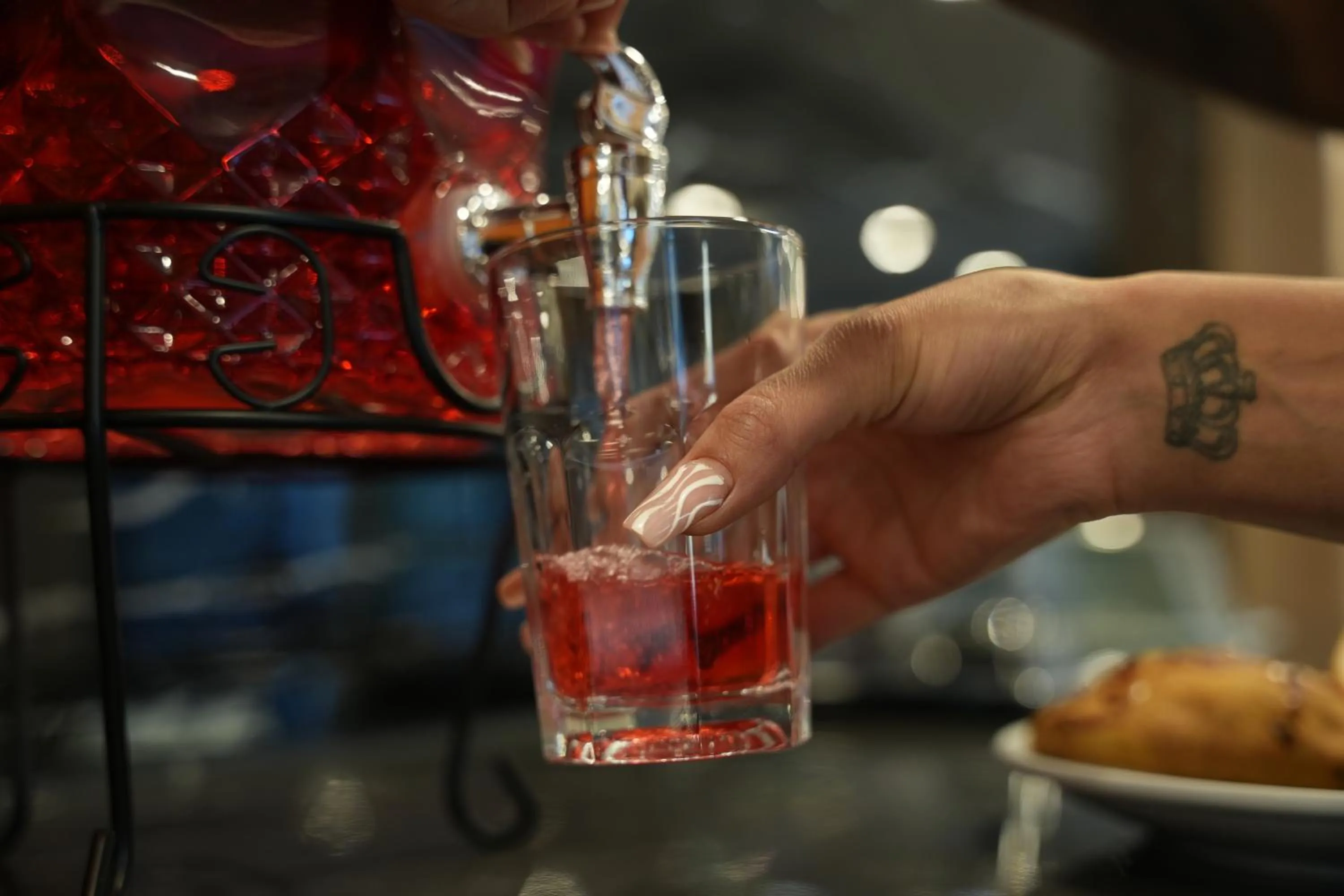 Food and drinks in Kent Room Hotel