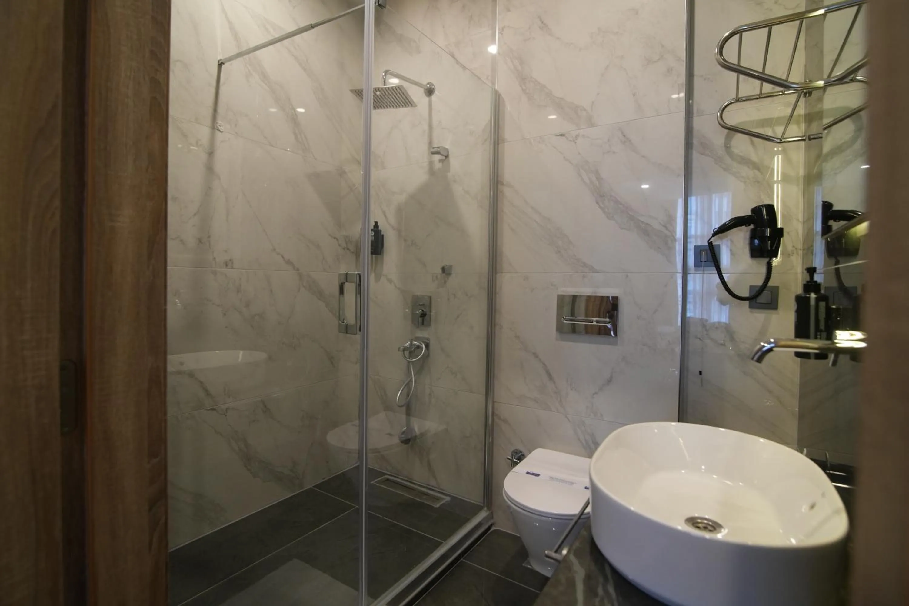 Shower in Kent Room Hotel