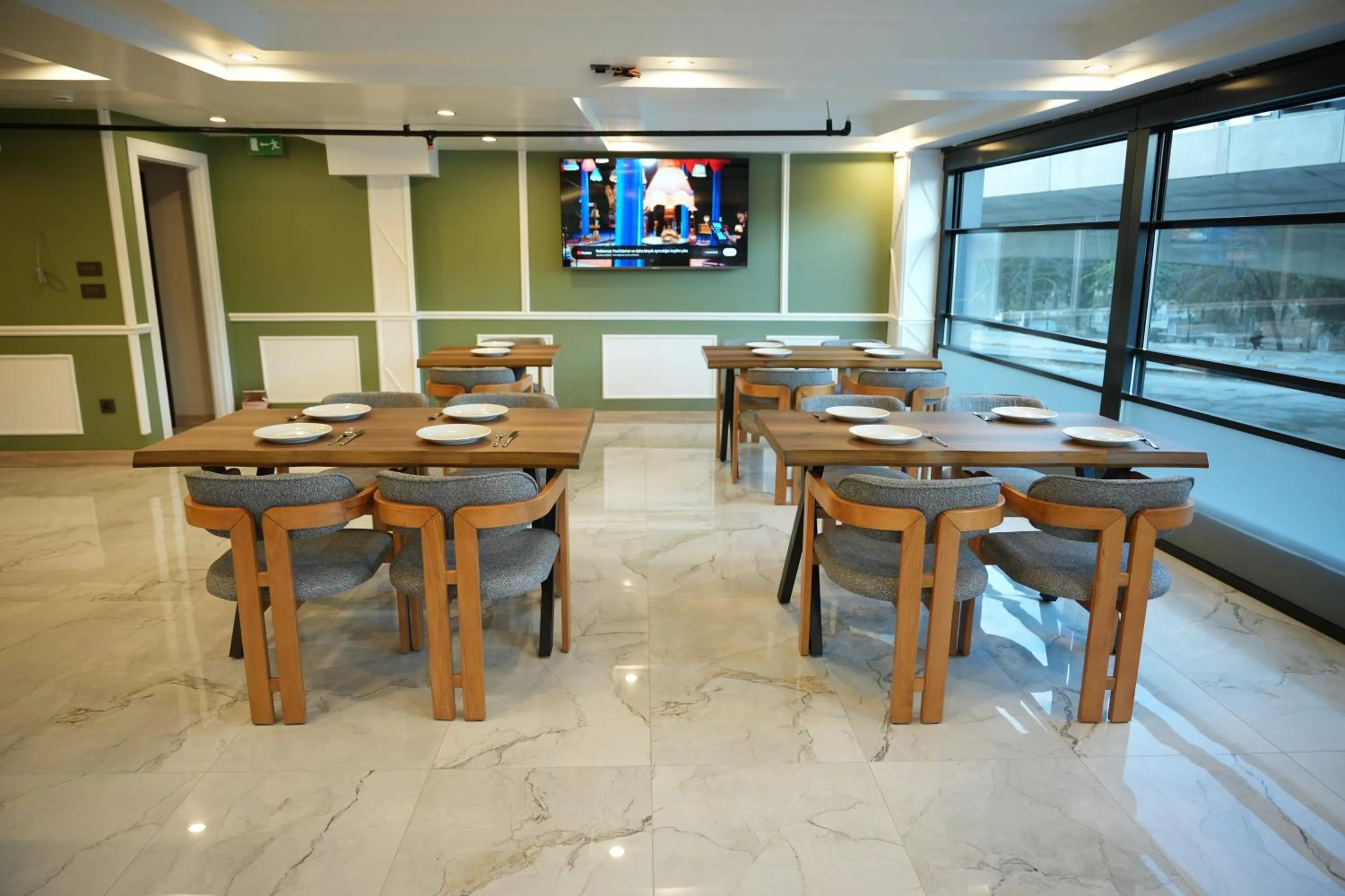 Restaurant/places to eat in Kent Room Hotel