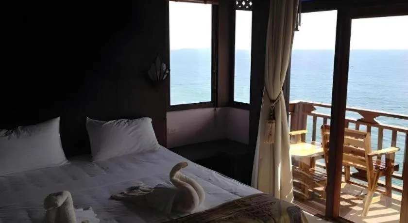 Bed in Diamond Cliff Beach Lanta Resort