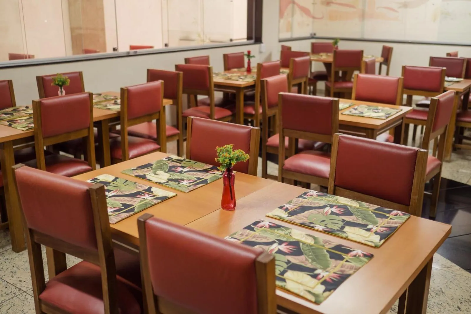 Restaurant/places to eat in Ibituruna Center Hotel