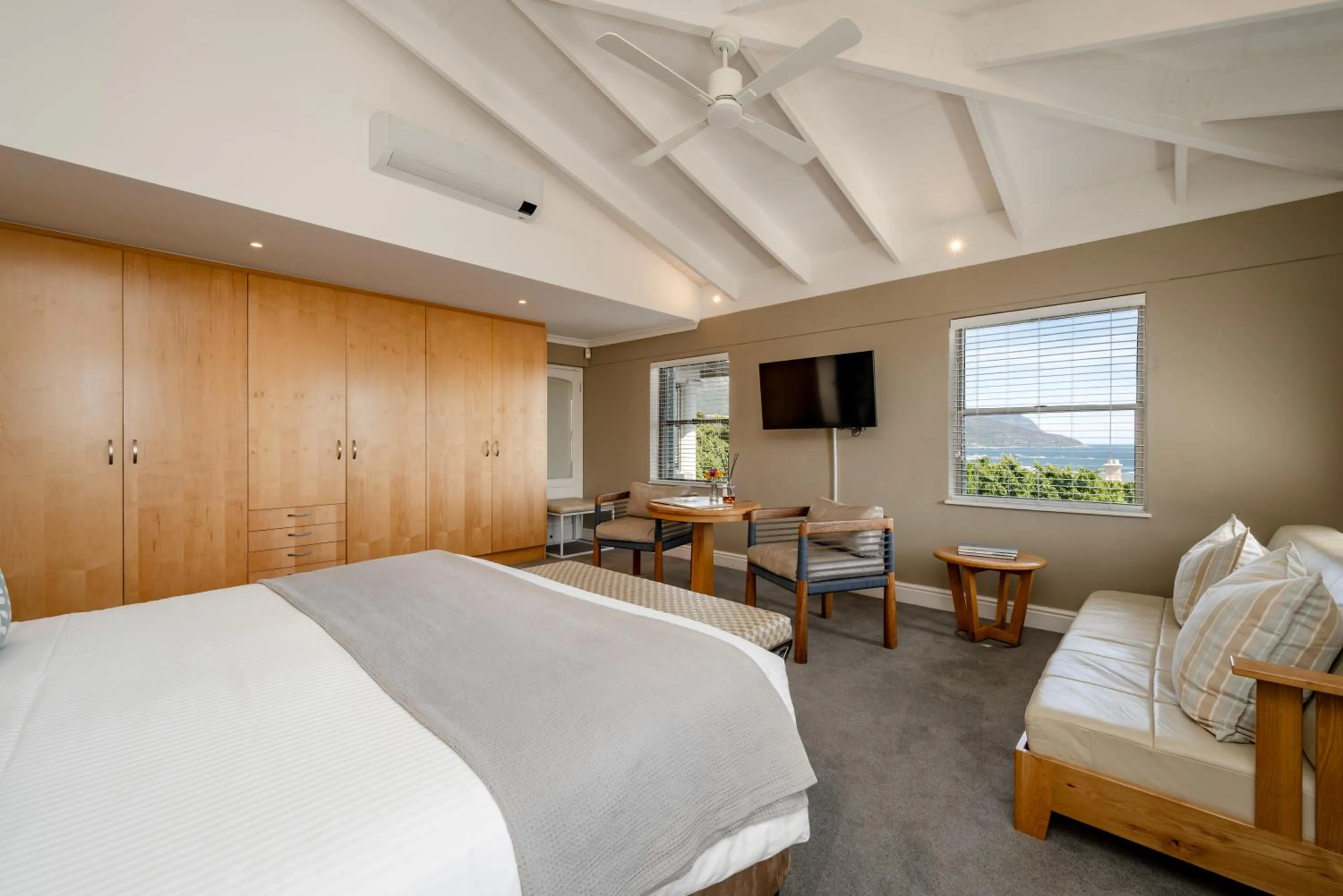 Bed in Camps Bay Retreat Hotel