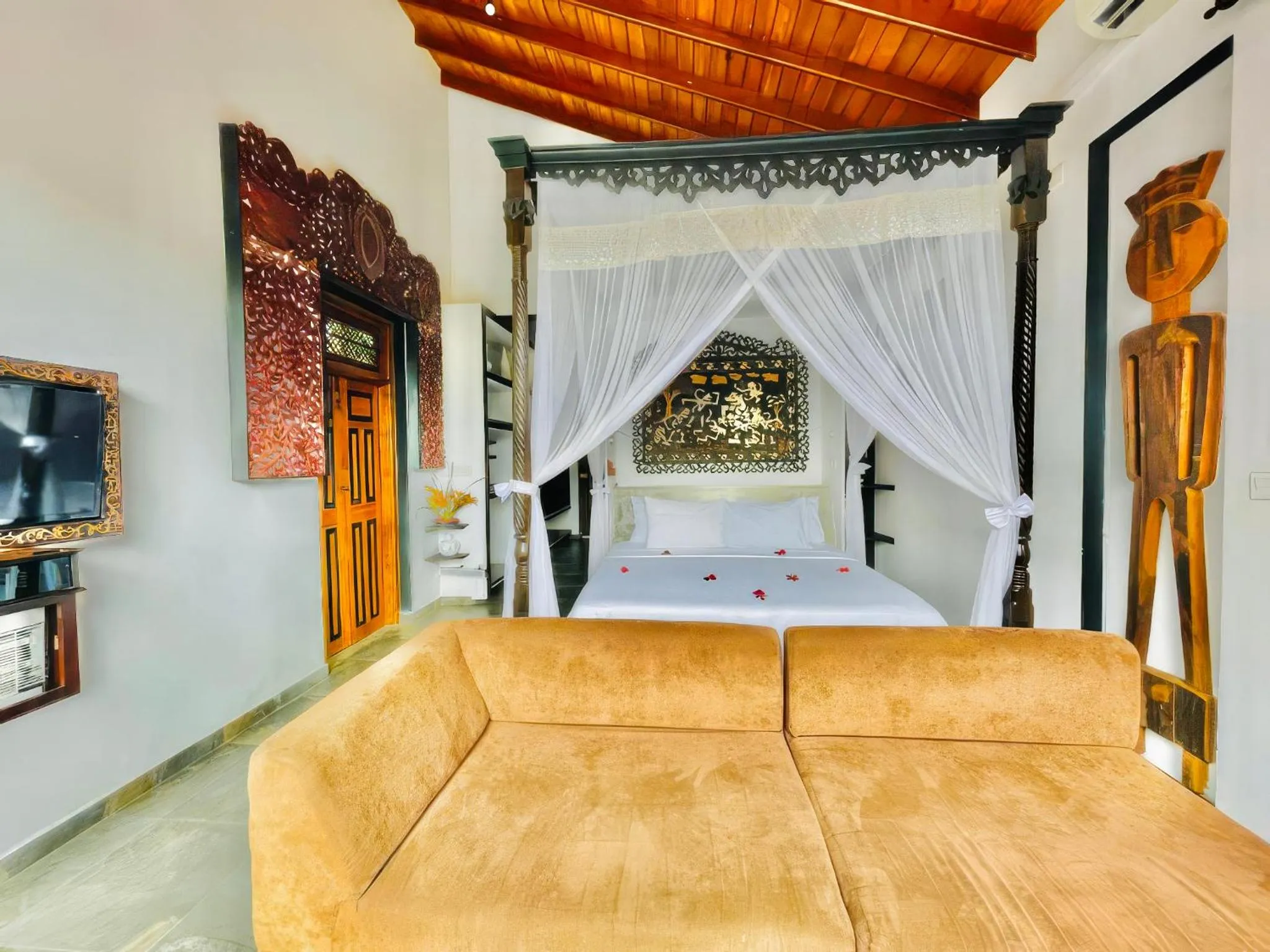 Bedroom, Bed in Waterland