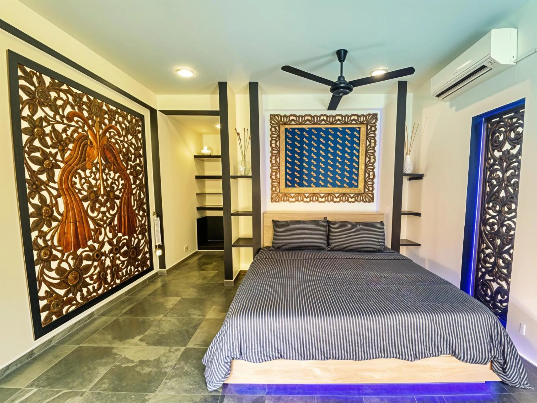 Bedroom, Bed in Waterland