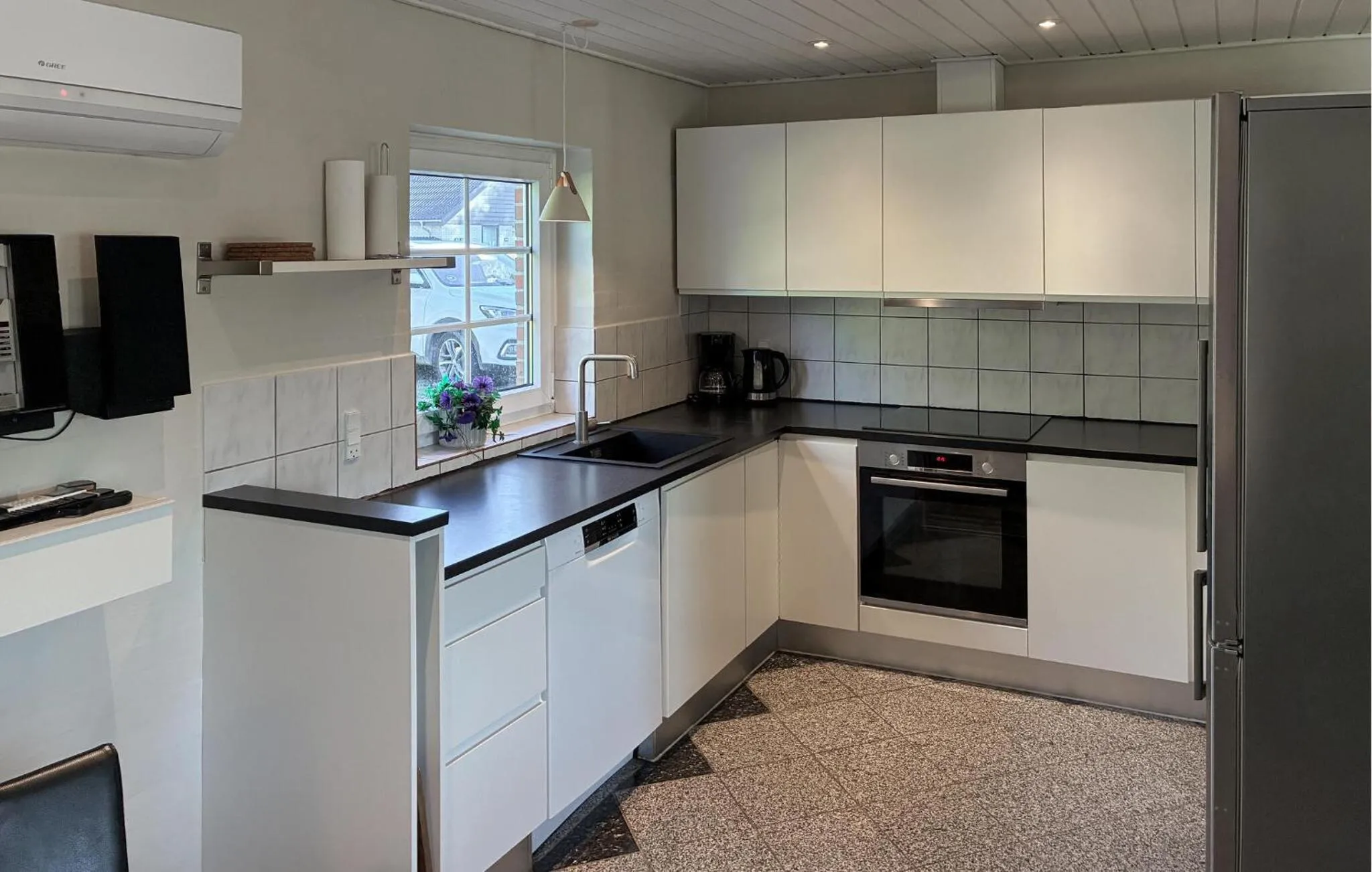 Kitchen or kitchenette in Lovely Home In Væggerløse With Sauna
