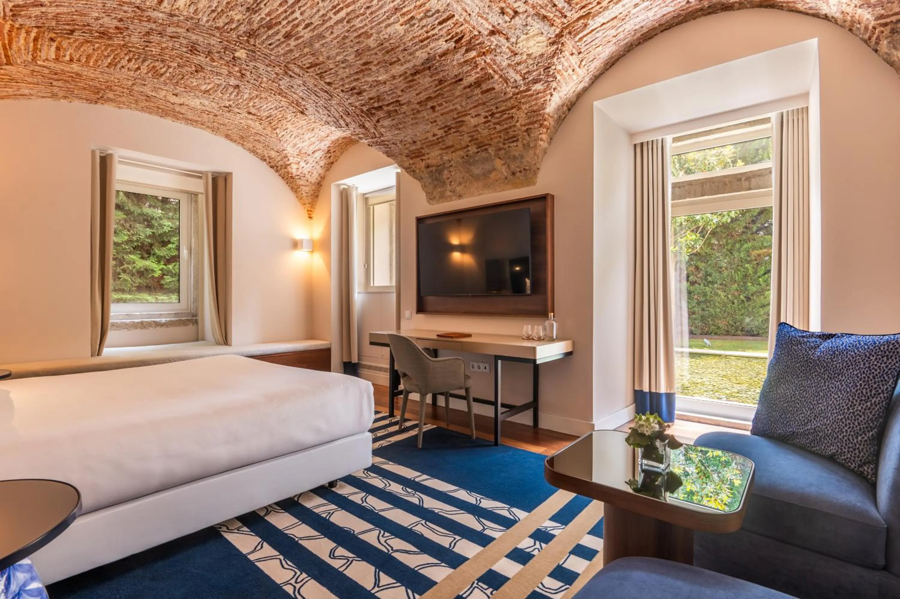 TV and multimedia, Bed in Palácio do Governador - Lisbon Hotel & Spa