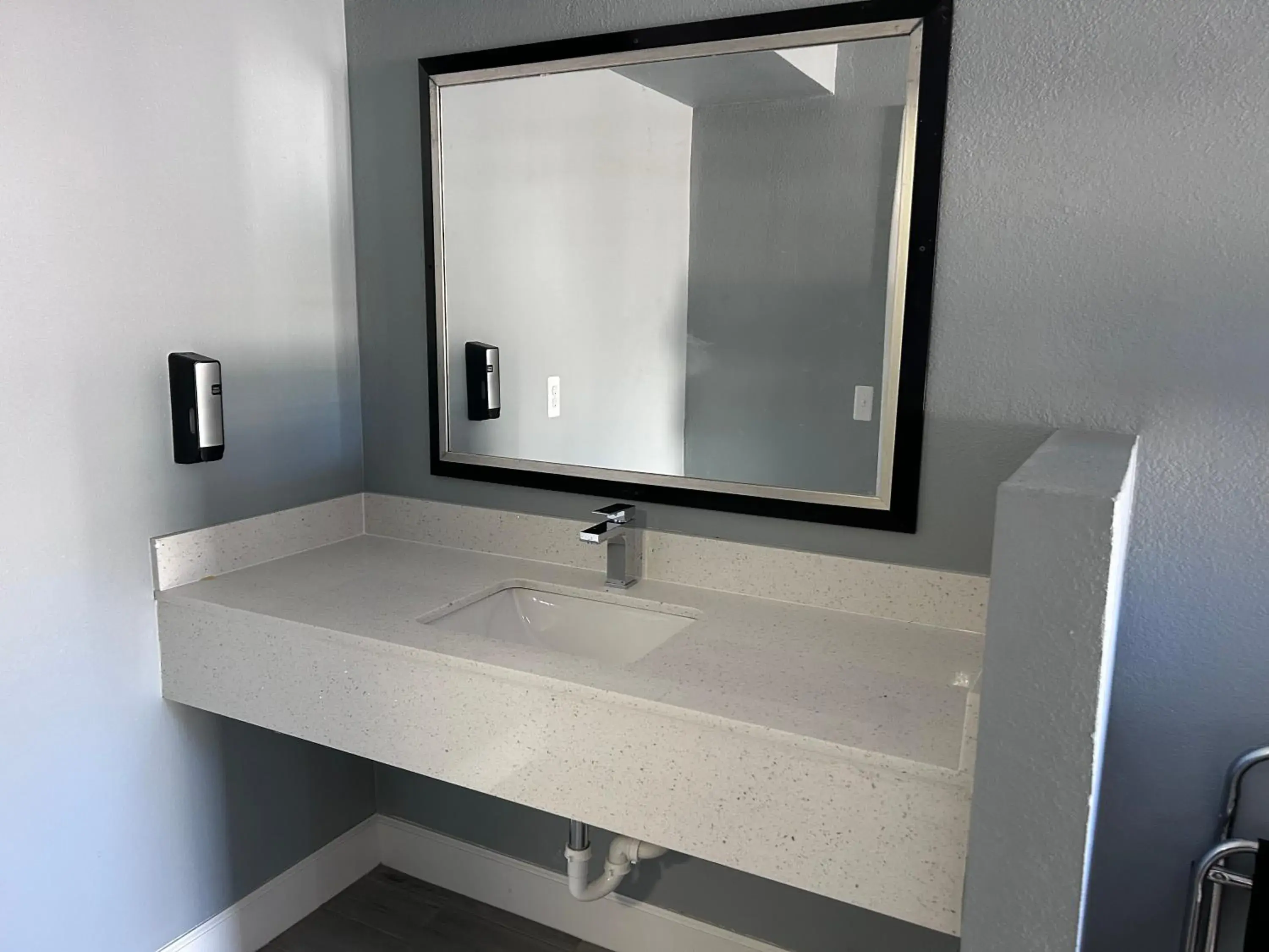 Deluxe Single Room in Airport Motor Inn Deluxe Single Room in Airport Motor Inn