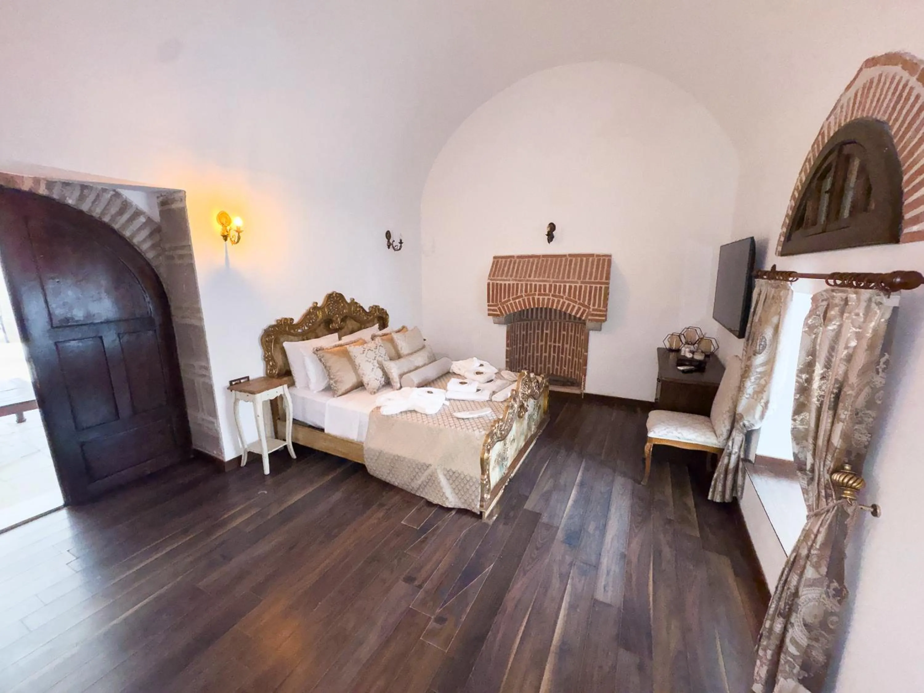 Queen Suite with Sea View in Kervansaray Antique Hotel
