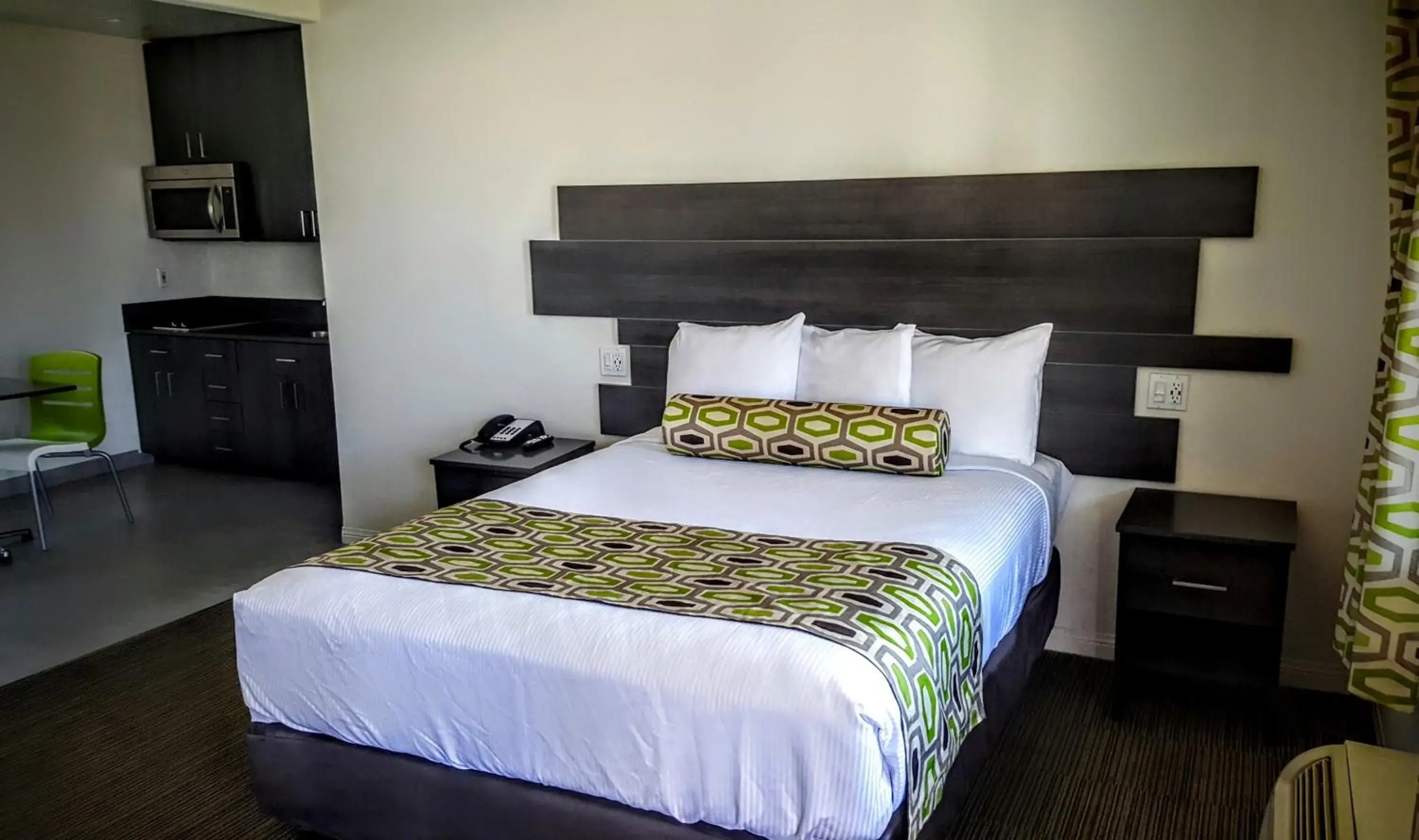 Kitchen or kitchenette, Bed in Jewel City Inn Kitchen or kitchenette, Bed in Jewel City Inn