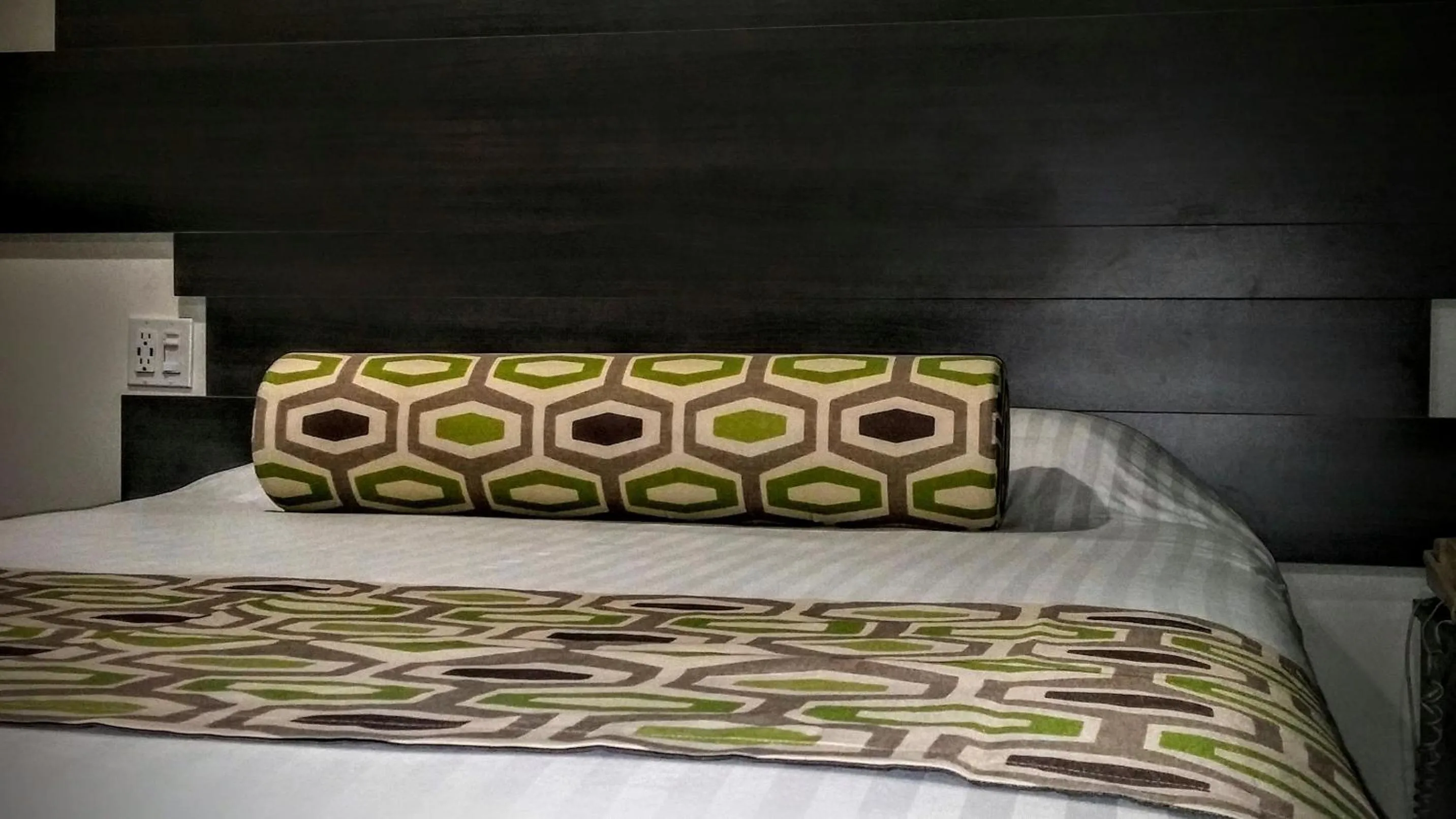 Bed in Jewel City Inn