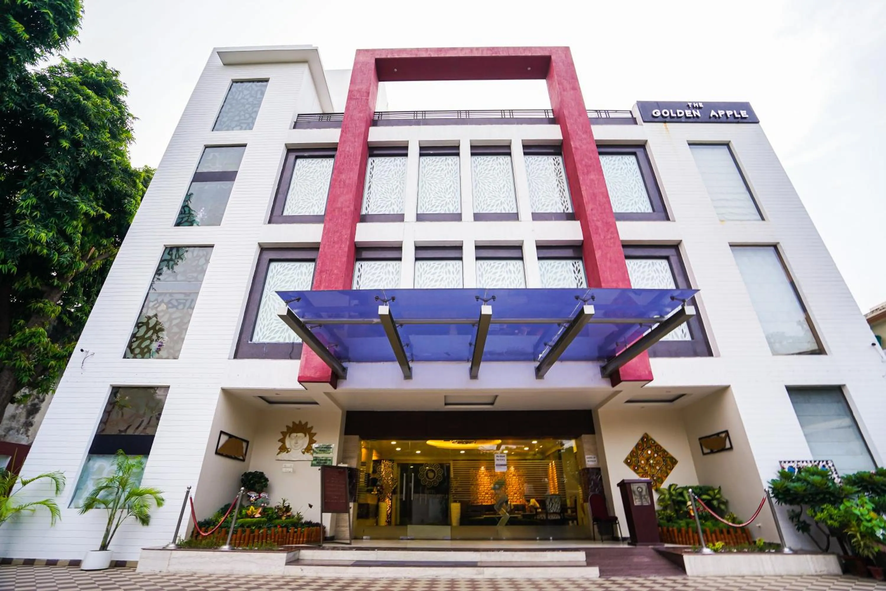 Facade/entrance in The Golden Apple