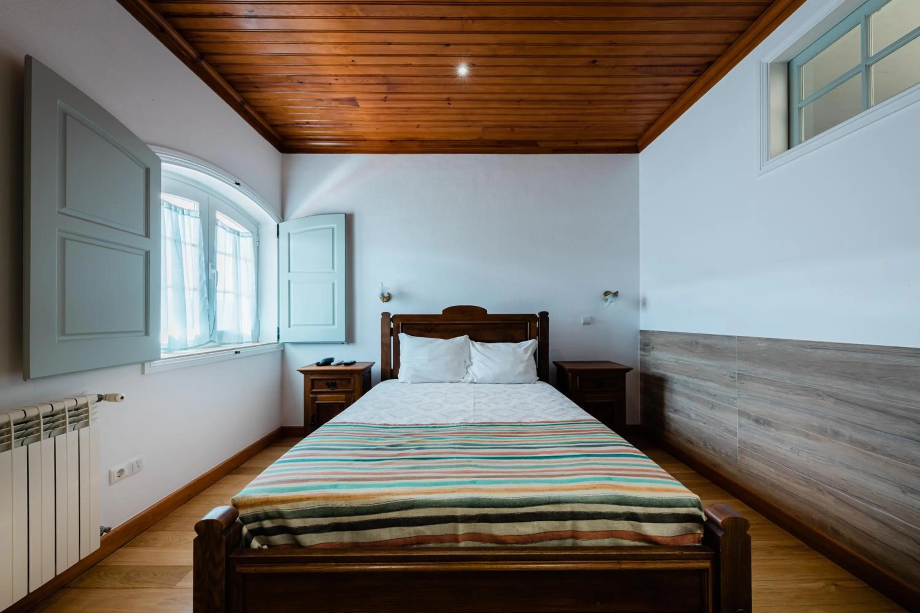 Bathroom, Bed in Pátio da Figueira