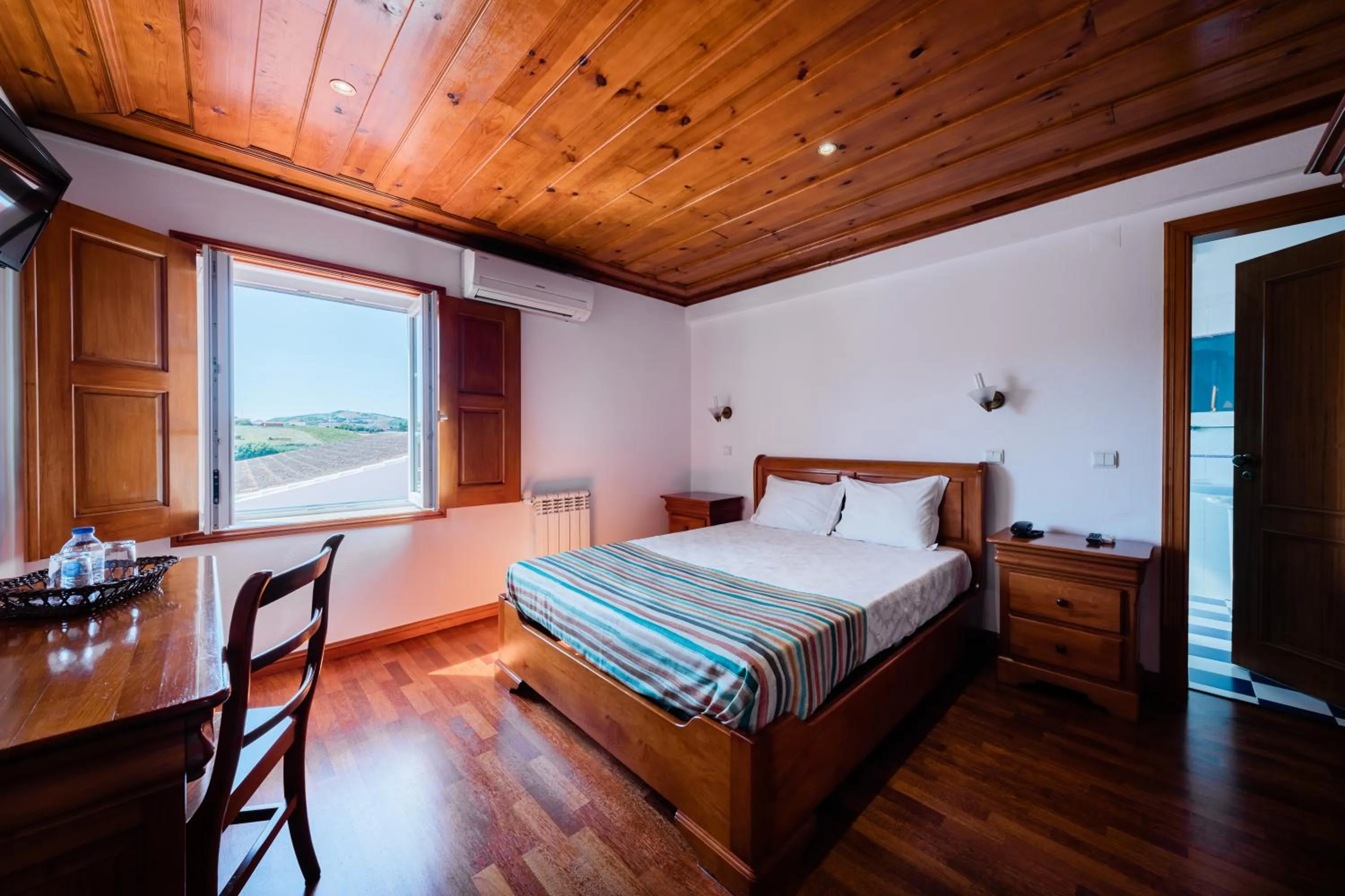 Shower, Bed in Pátio da Figueira