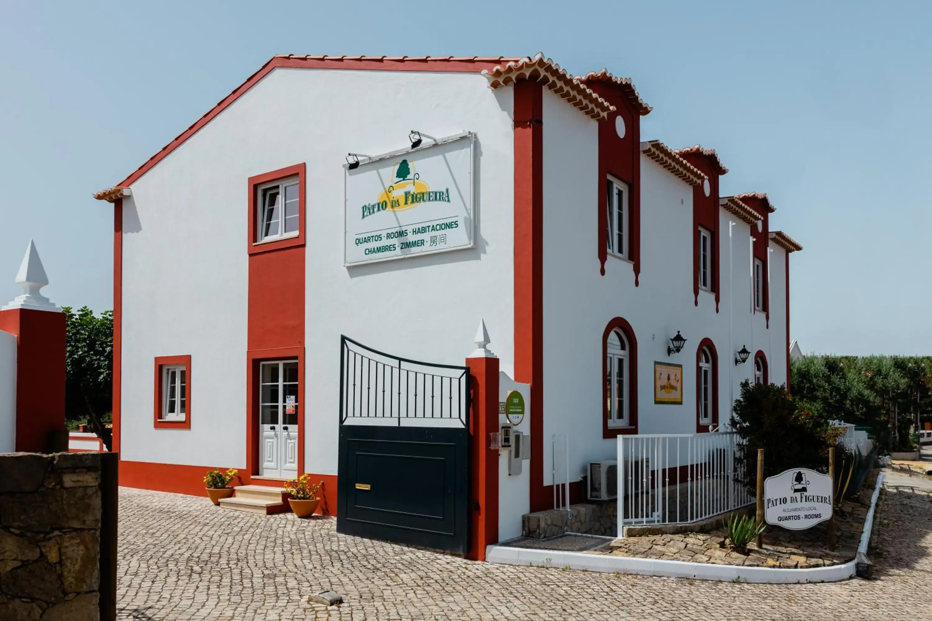 Facade/entrance in Pátio da Figueira Facade/entrance in Pátio da Figueira