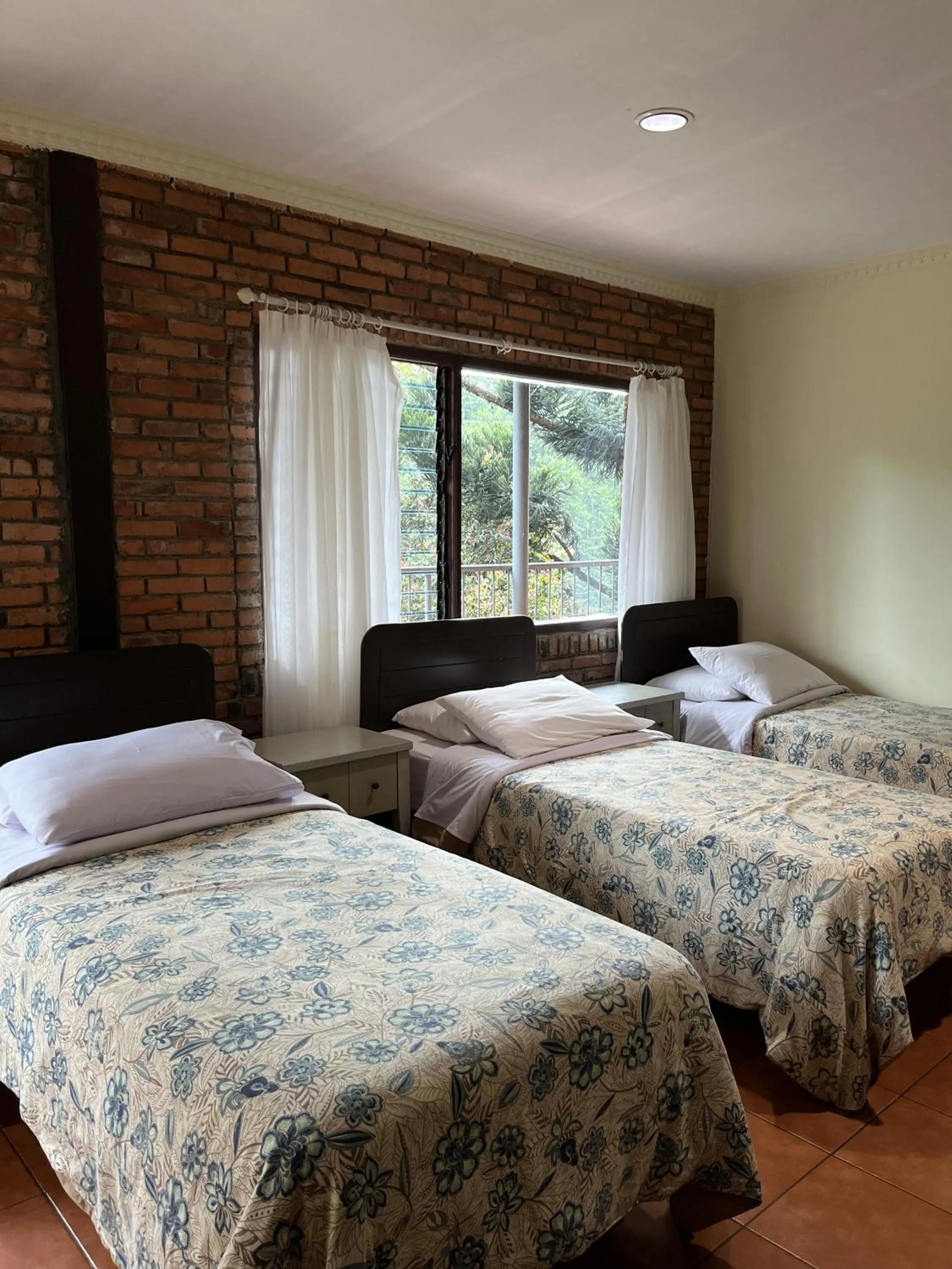 Bed in The Pinewood Lodge and Organic Farm