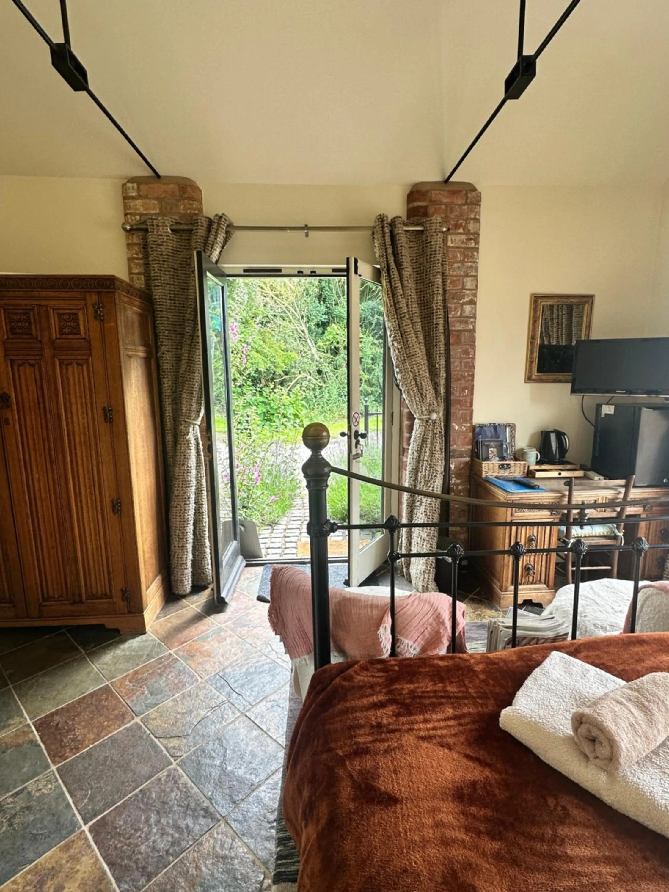 Bed in Bybrook Barn Bed & Breakfast