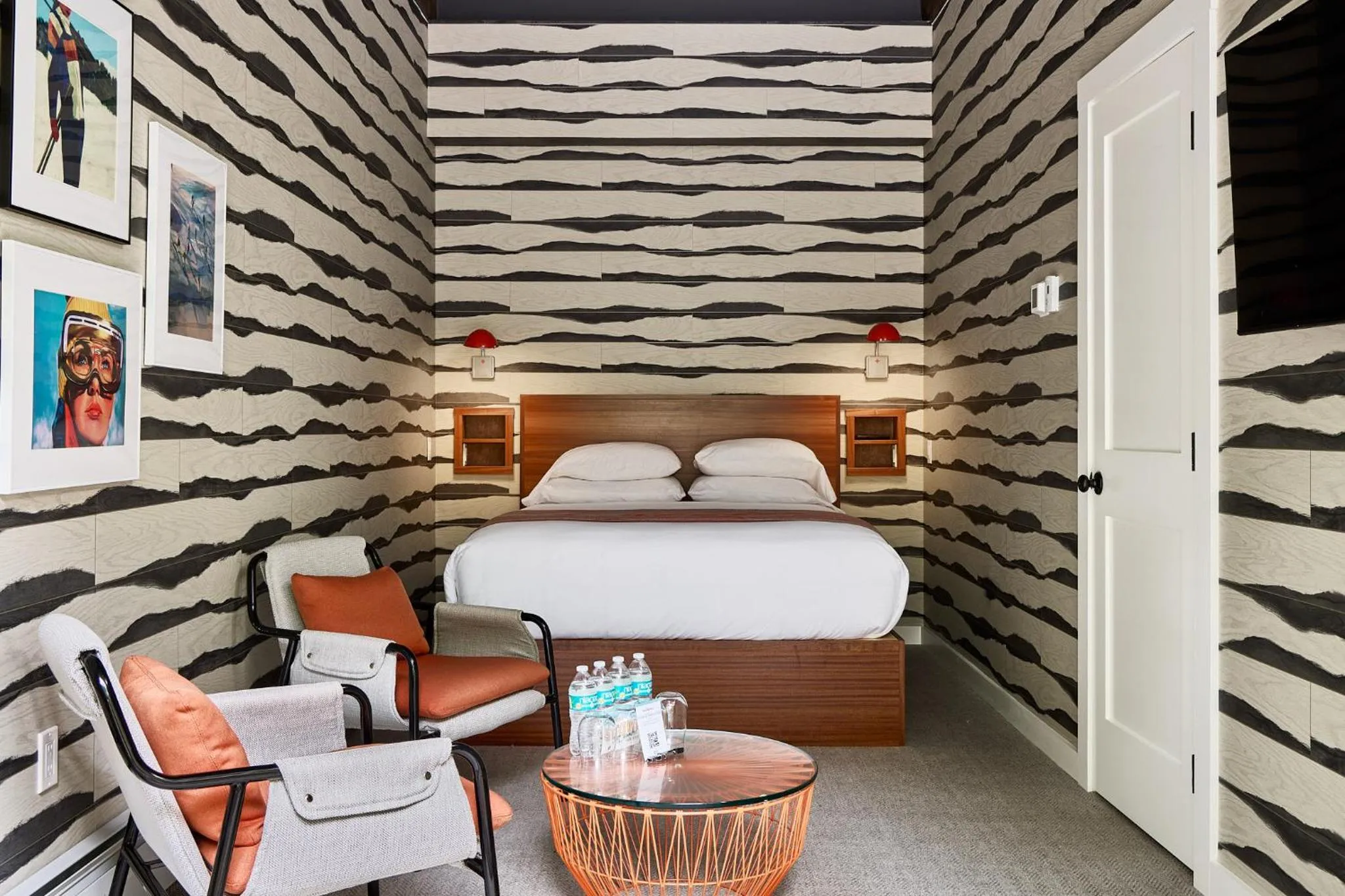 Bed in Field Guide Lodge