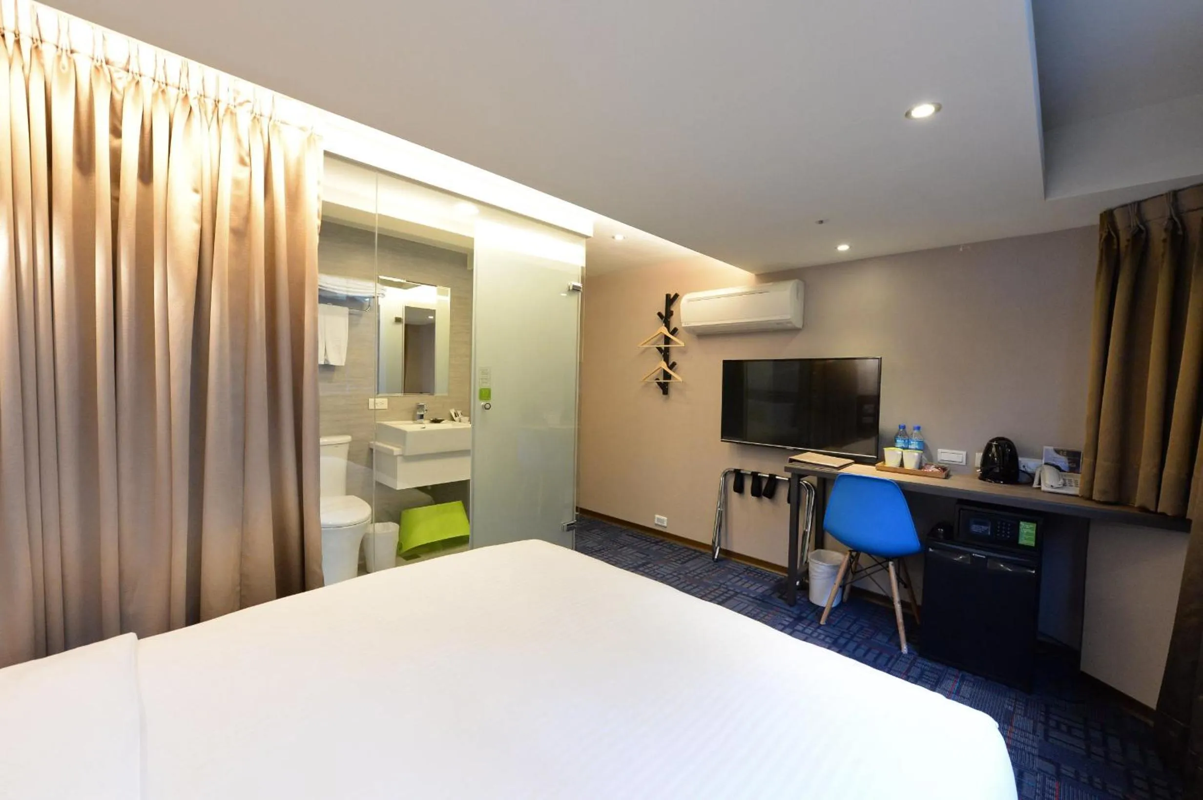 Photo of the whole room, Bed in Ark Hotel - Changan Fuxing方舟商業股份有限公司