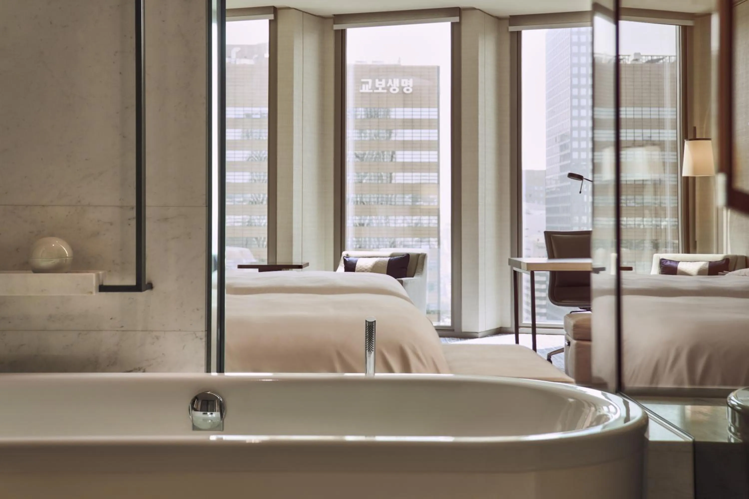 Toilet, Bed in Four Seasons Hotel Seoul