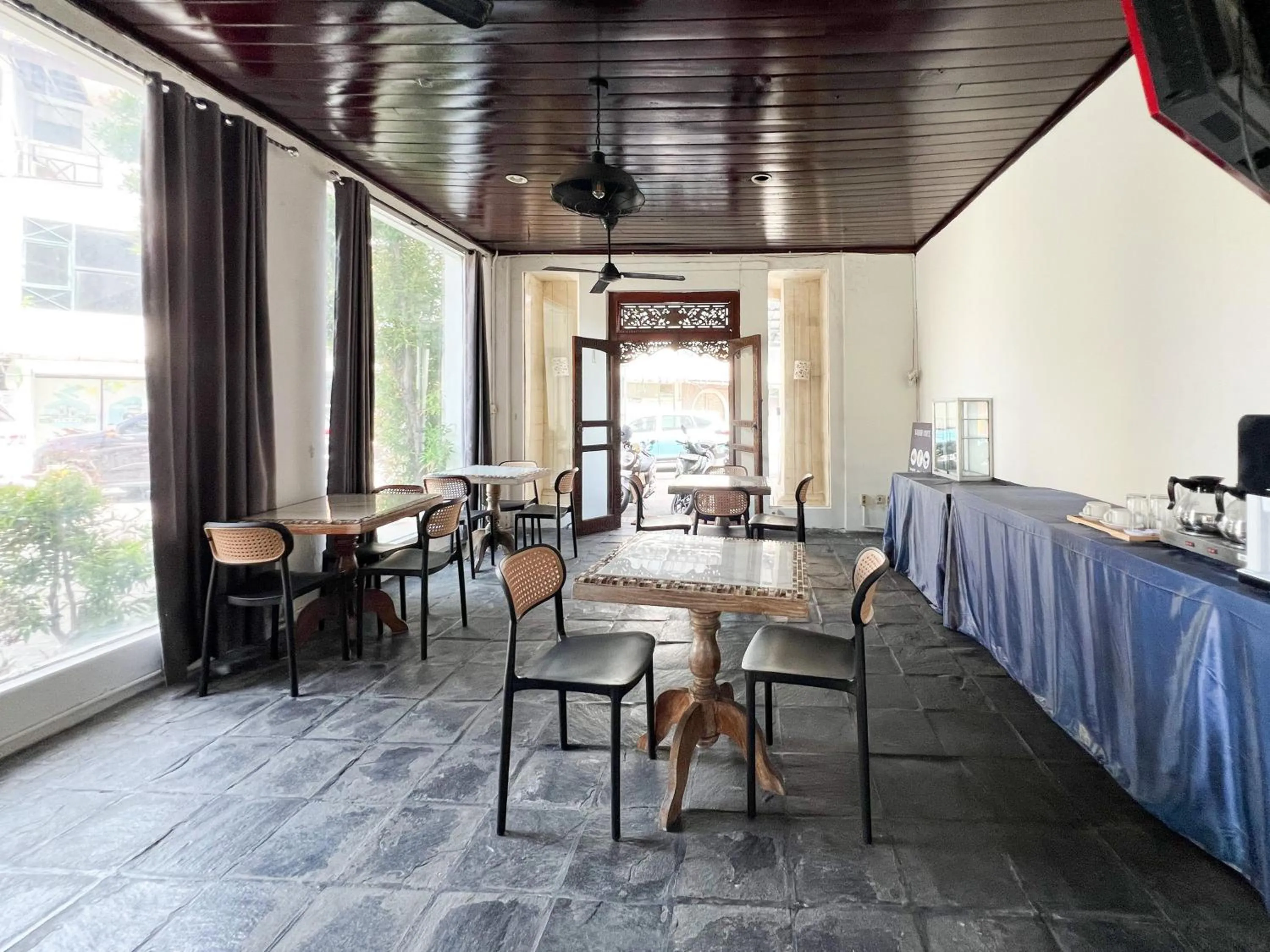 Restaurant/places to eat in The Lavana Natasya Kuta Beach