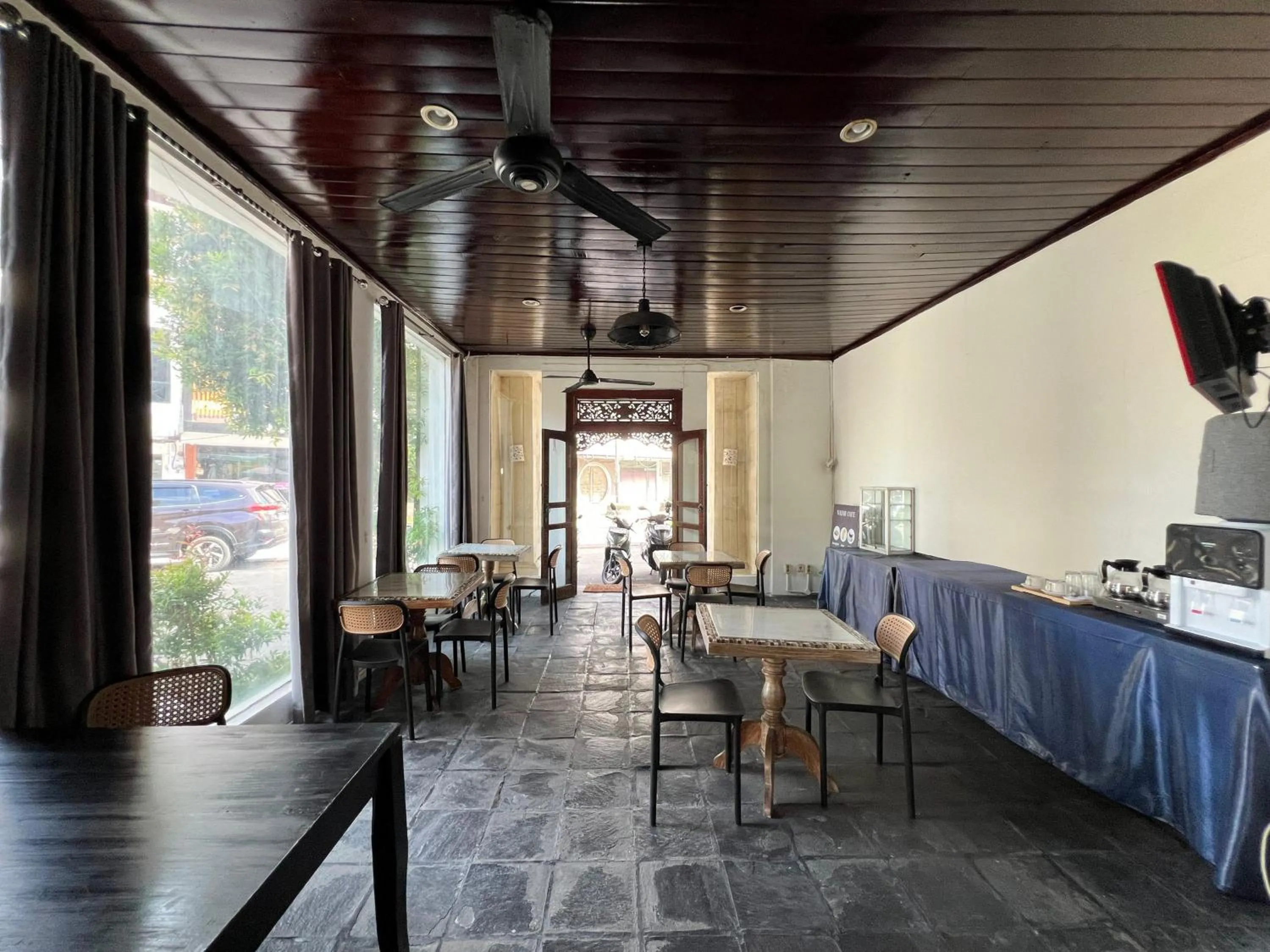 Restaurant/places to eat in The Lavana Natasya Kuta Beach