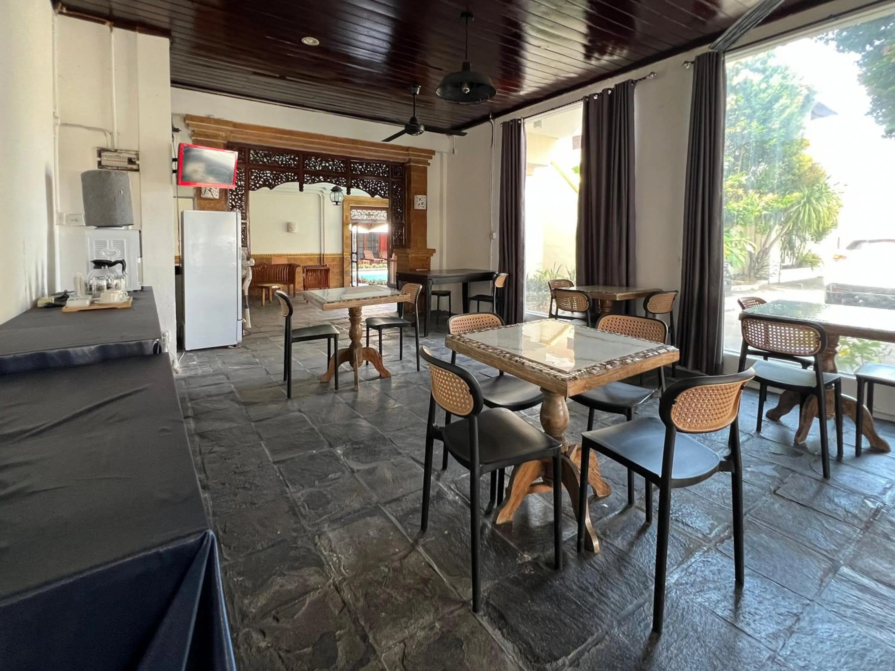 Restaurant/places to eat in The Lavana Natasya Kuta Beach