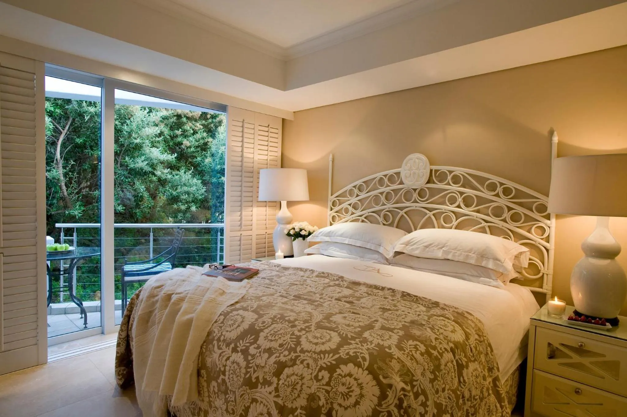 Photo of the whole room, Bed in Twelve Apostles Hotel & Spa