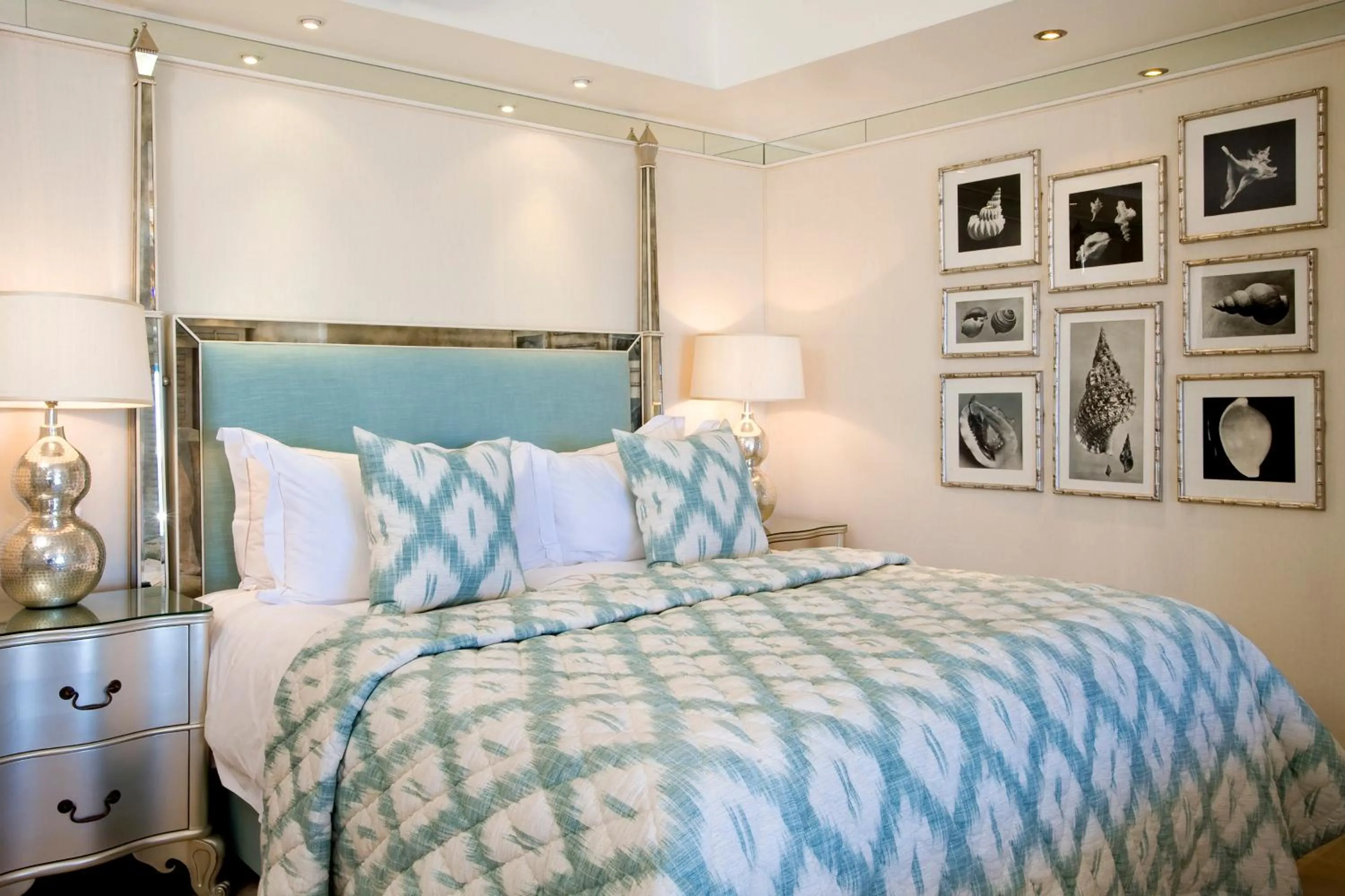 Photo of the whole room, Bed in Twelve Apostles Hotel & Spa