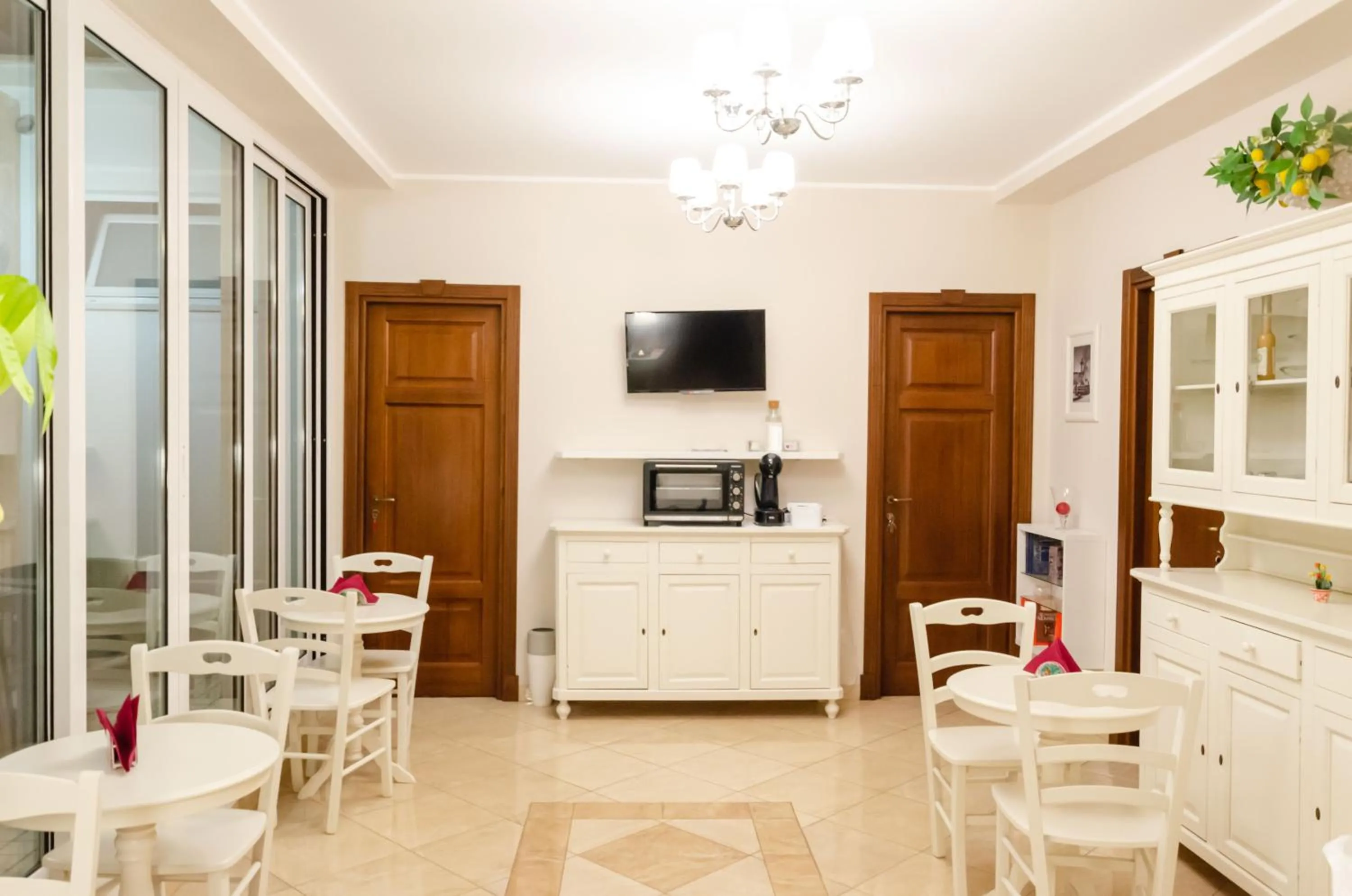 Communal lounge/ TV room in Taormina B&B