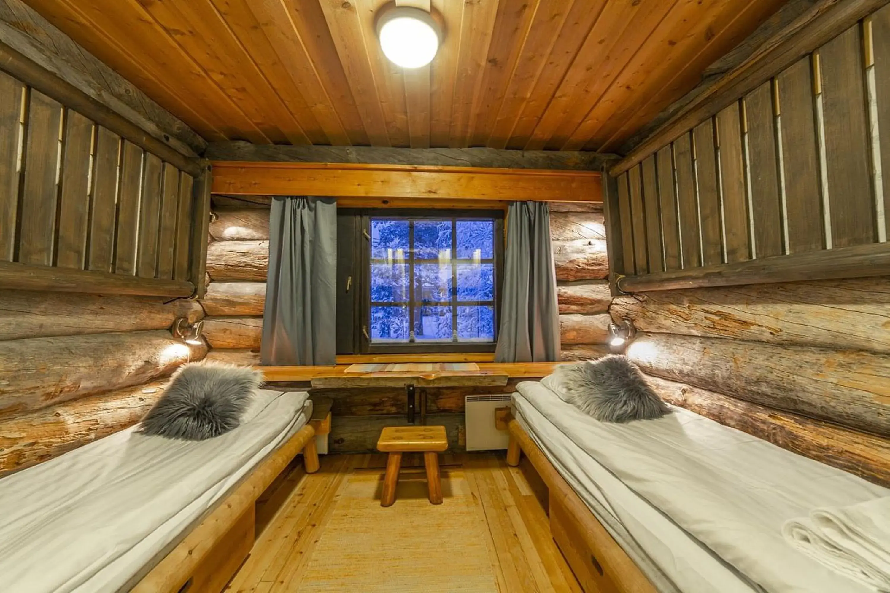 Economy Quadruple Room with Shared Bathroom in Kuukkeli Log Houses Porakka Inn Economy Quadruple Room with Shared Bathroom in Kuukkeli Log Houses Porakka Inn