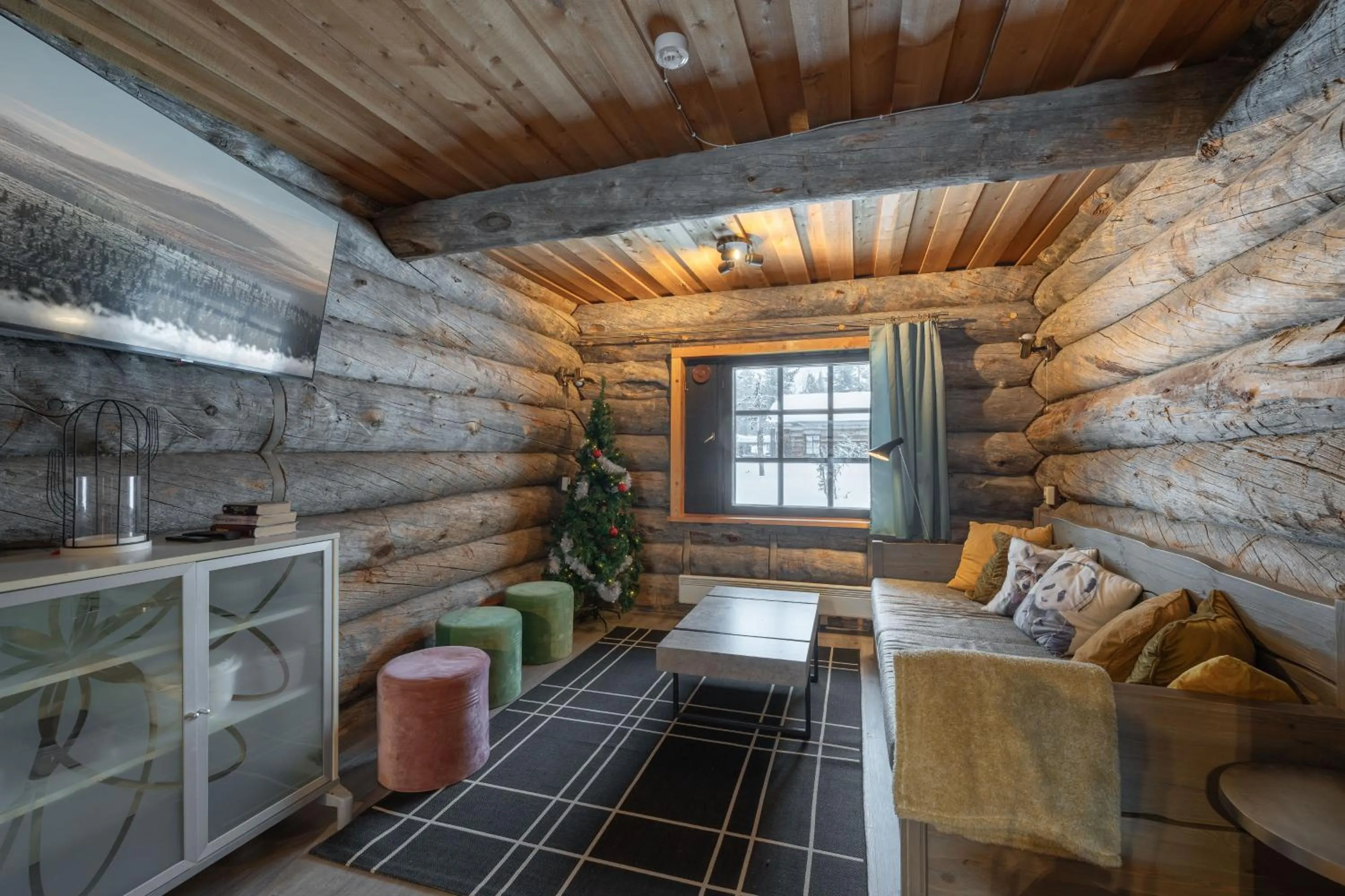 Living room in Kuukkeli Log Houses Porakka Inn